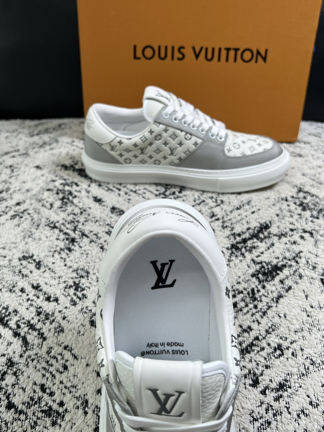 Lv  高品质  顶级工艺品  路易威登，专柜同步原厂配置，鞋面意大利进口，高品质拼接缤纷色彩复杂工艺品，进口牛皮里垫柔