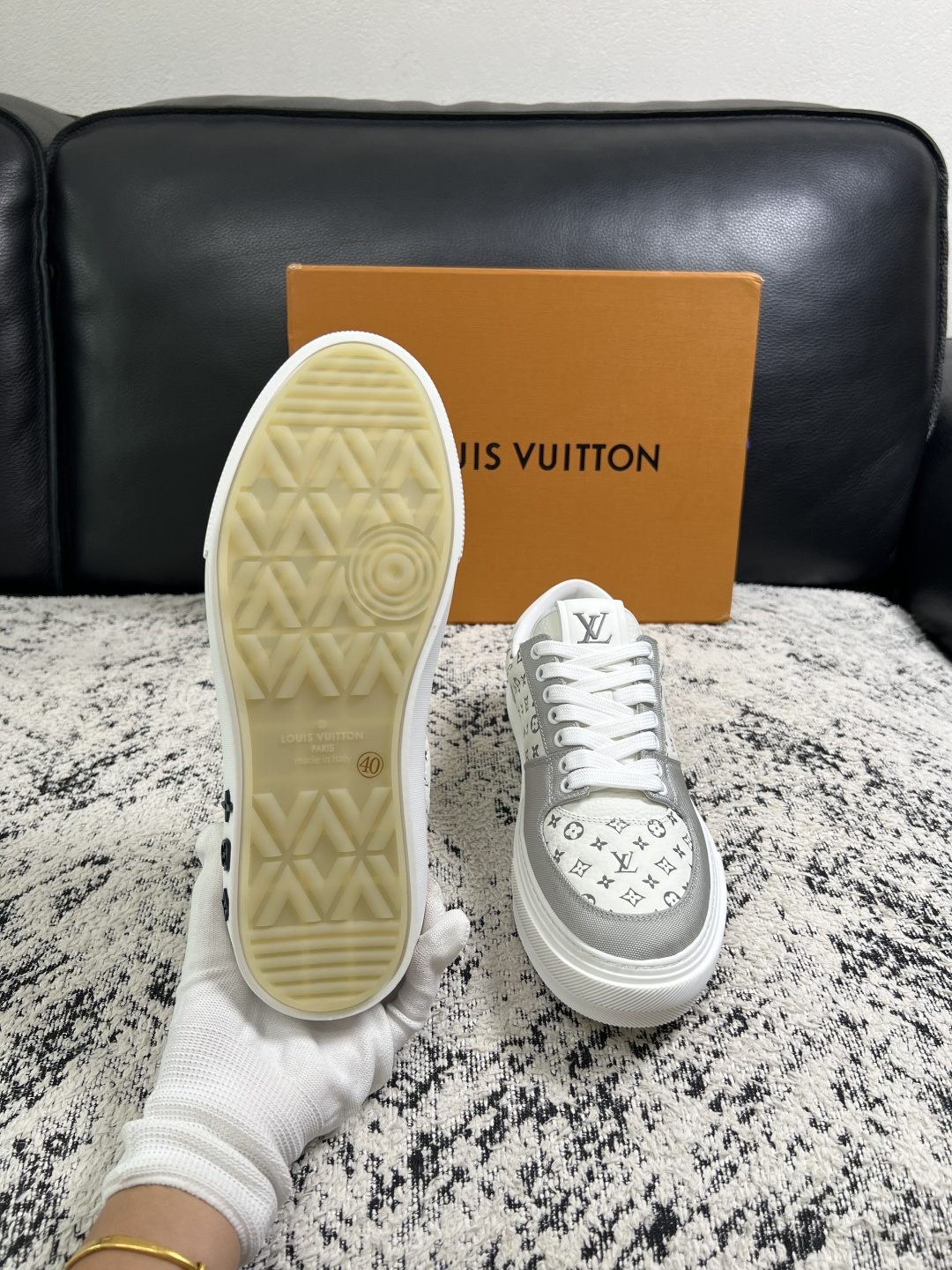 Lv  高品质  顶级工艺品  路易威登，专柜同步原厂配置，鞋面意大利进口，高品质拼接缤纷色彩复杂工艺品，进口牛皮里垫柔