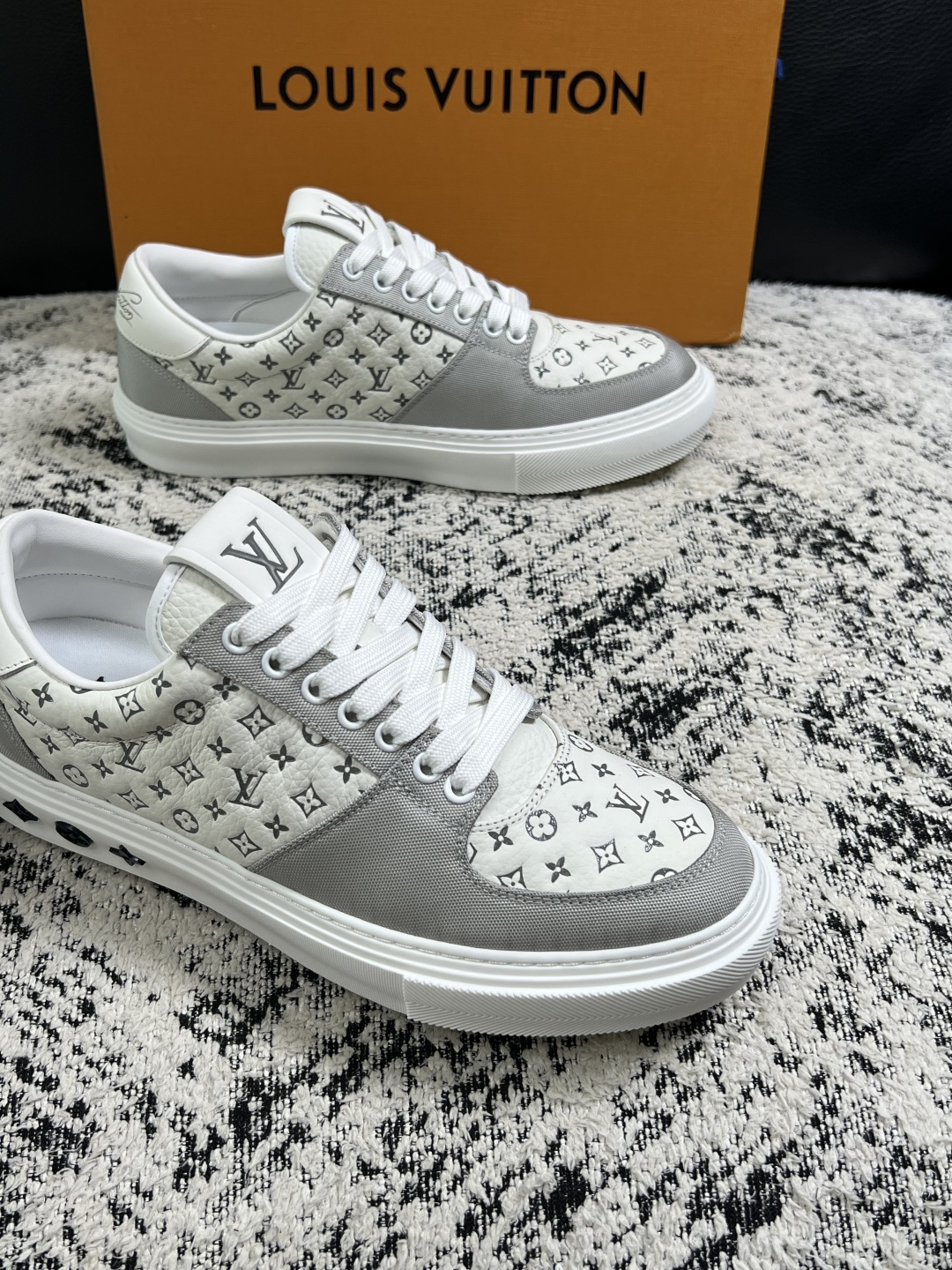Lv  高品质  顶级工艺品  路易威登，专柜同步原厂配置，鞋面意大利进口，高品质拼接缤纷色彩复杂工艺品，进口牛皮里垫柔
