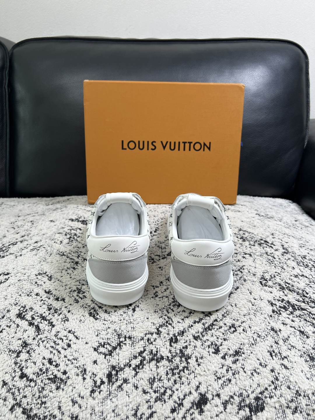 Lv  高品质  顶级工艺品  路易威登，专柜同步原厂配置，鞋面意大利进口，高品质拼接缤纷色彩复杂工艺品，进口牛皮里垫柔