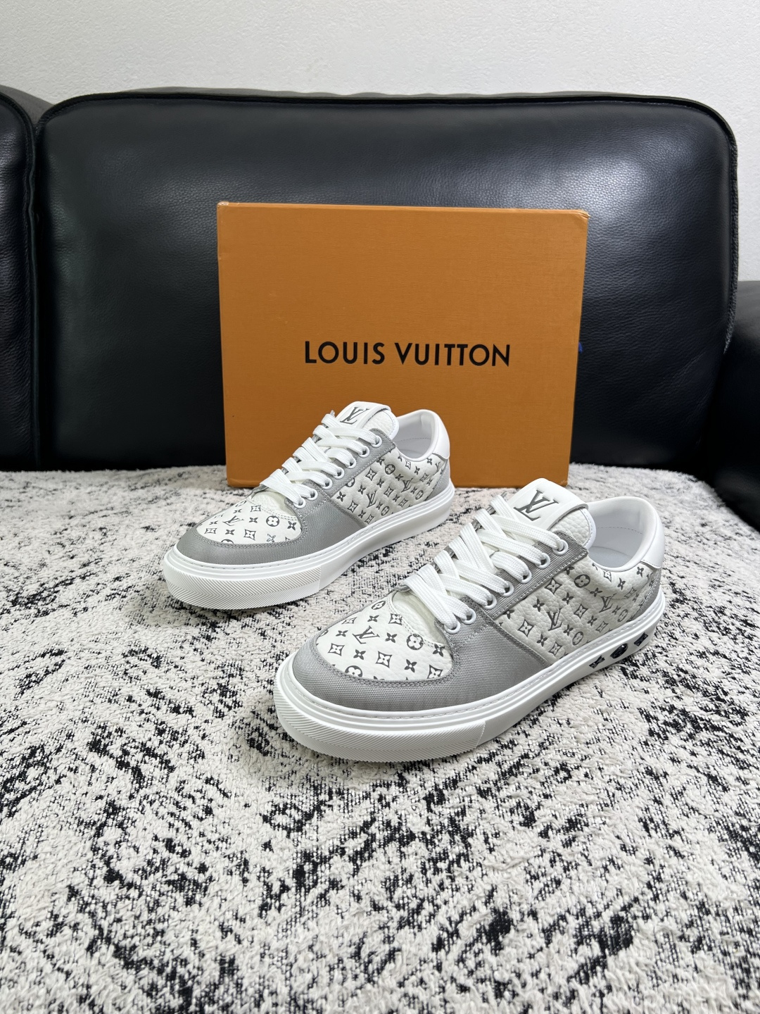 Lv  高品质  顶级工艺品  路易威登，专柜同步原厂配置，鞋面意大利进口，高品质拼接缤纷色彩复杂工艺品，进口牛皮里垫柔