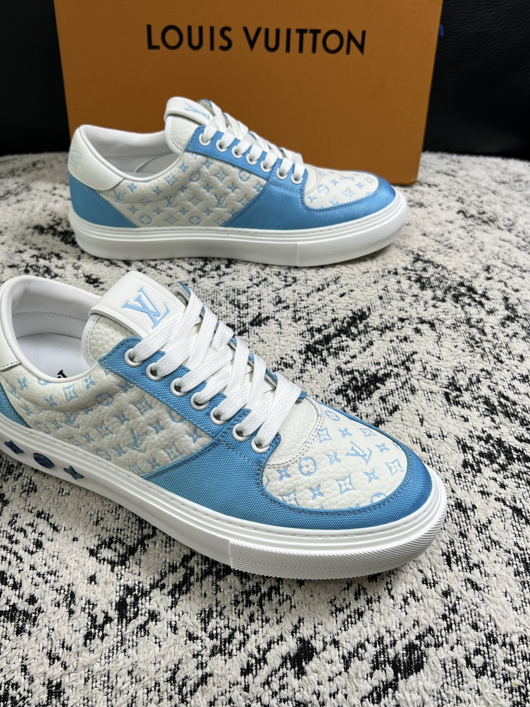 Lv  高品质  顶级工艺品  路易威登，专柜同步原厂配置，鞋面意大利进口，高品质拼接缤纷色彩复杂工艺品，进口牛皮里垫柔