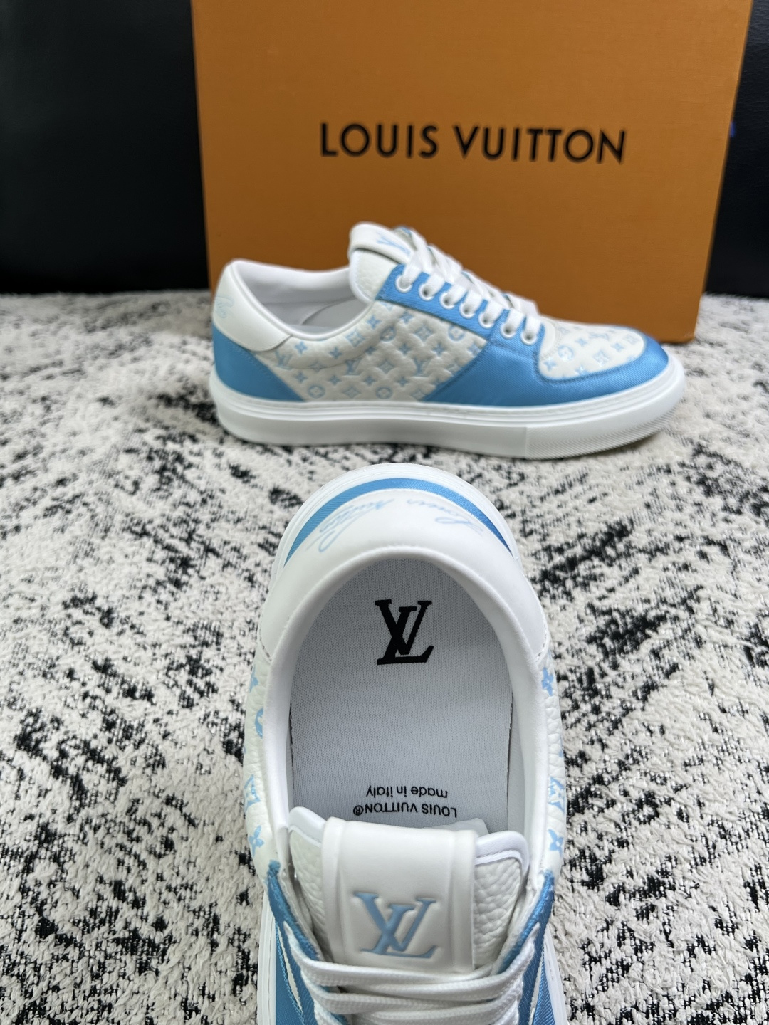 Lv  高品质  顶级工艺品  路易威登，专柜同步原厂配置，鞋面意大利进口，高品质拼接缤纷色彩复杂工艺品，进口牛皮里垫柔