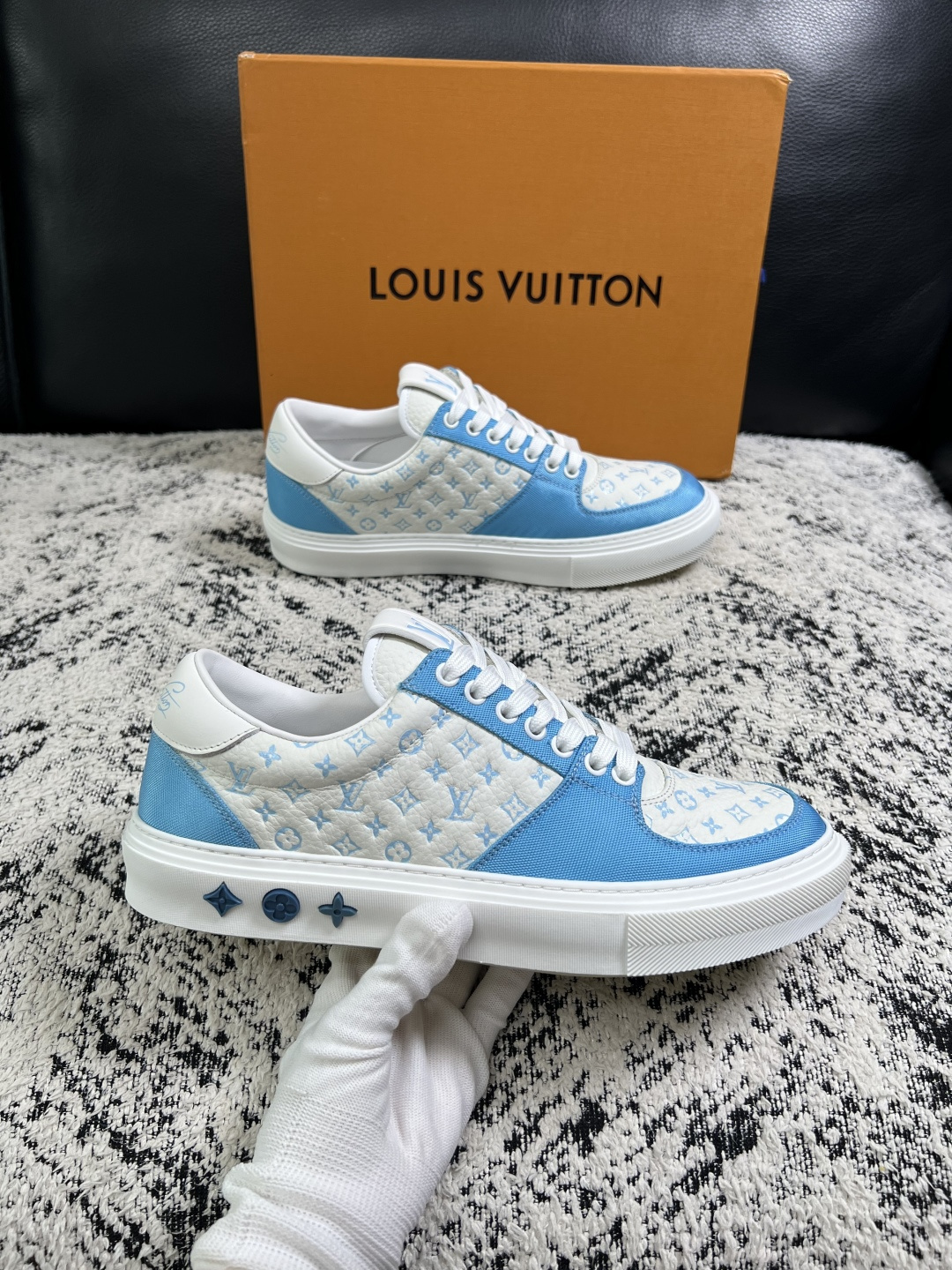 Lv  高品质  顶级工艺品  路易威登，专柜同步原厂配置，鞋面意大利进口，高品质拼接缤纷色彩复杂工艺品，进口牛皮里垫柔