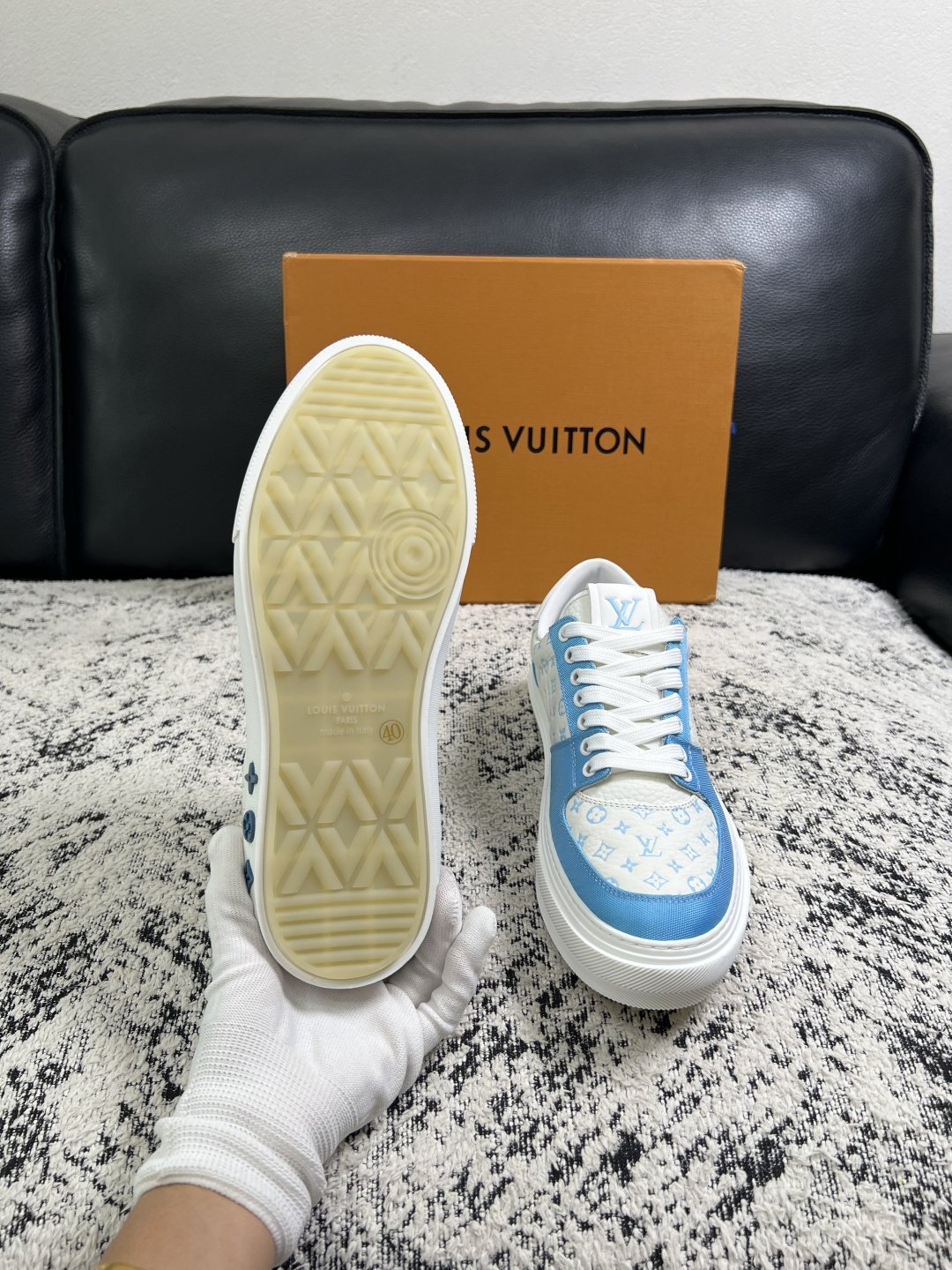 Lv  高品质  顶级工艺品  路易威登，专柜同步原厂配置，鞋面意大利进口，高品质拼接缤纷色彩复杂工艺品，进口牛皮里垫柔