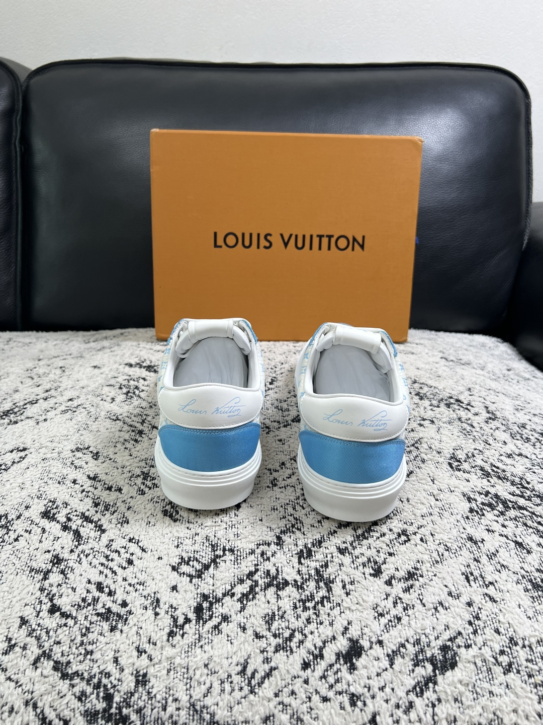 Lv  高品质  顶级工艺品  路易威登，专柜同步原厂配置，鞋面意大利进口，高品质拼接缤纷色彩复杂工艺品，进口牛皮里垫柔