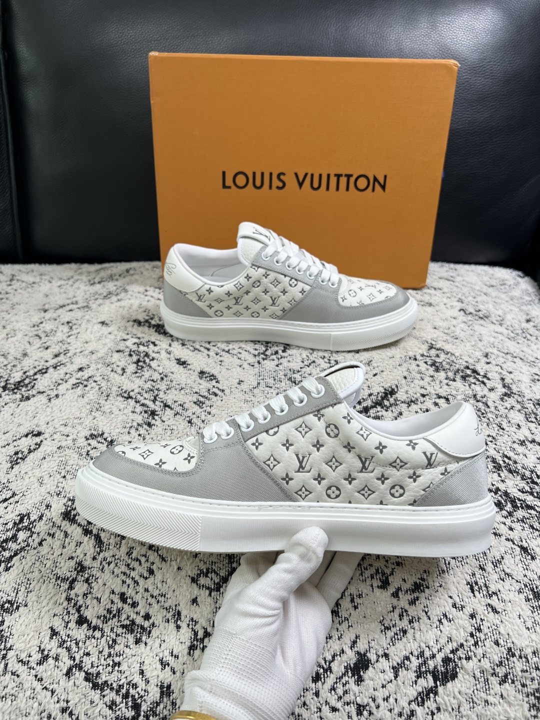 Lv  高品质  顶级工艺品  路易威登，专柜同步原厂配置，鞋面意大利进口，高品质拼接缤纷色彩复杂工艺品，进口牛皮里垫柔