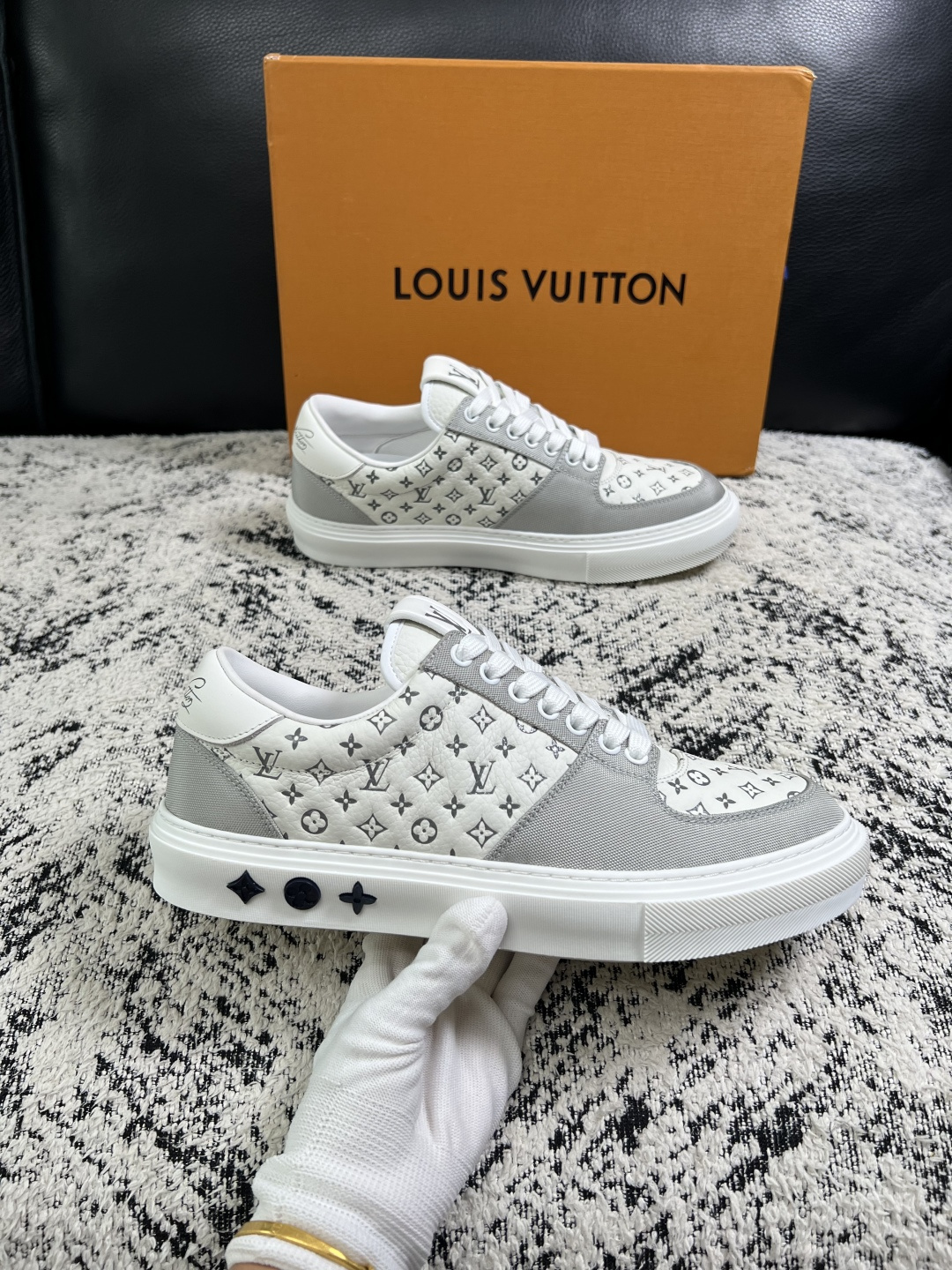 Lv  高品质  顶级工艺品  路易威登，专柜同步原厂配置，鞋面意大利进口，高品质拼接缤纷色彩复杂工艺品，进口牛皮里垫柔