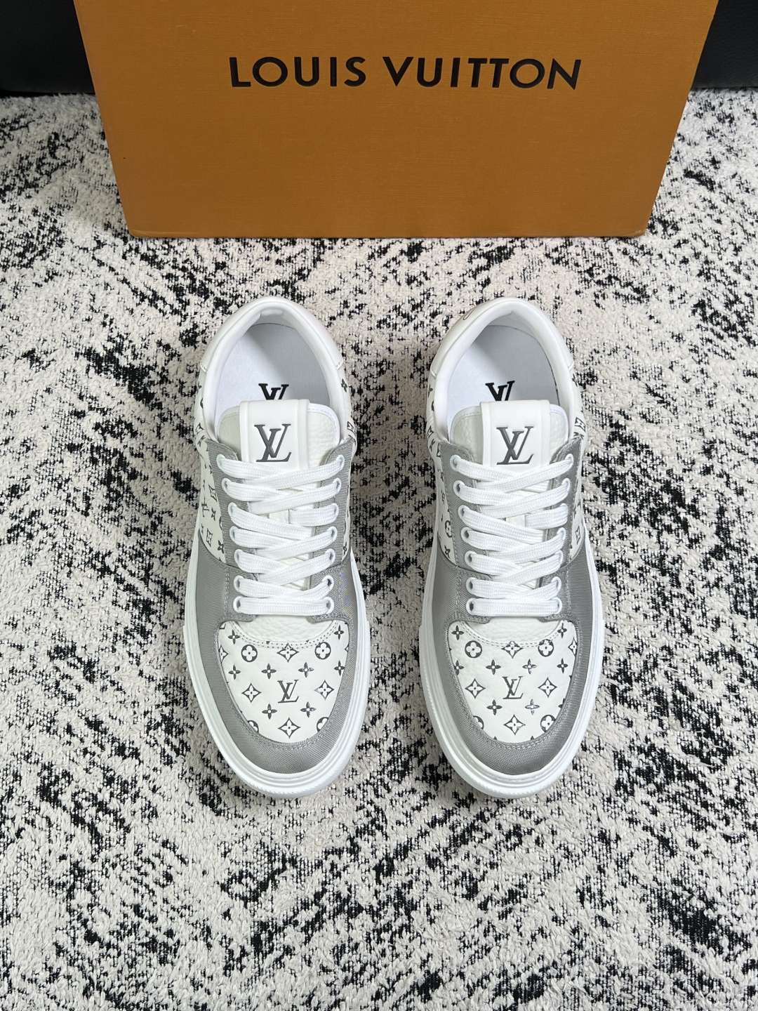 Lv  高品质  顶级工艺品  路易威登，专柜同步原厂配置，鞋面意大利进口，高品质拼接缤纷色彩复杂工艺品，进口牛皮里垫柔