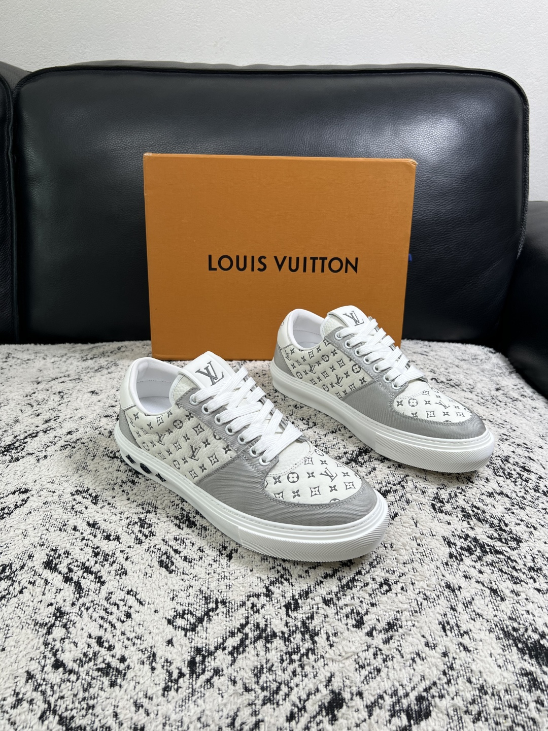 Lv  高品质  顶级工艺品  路易威登，专柜同步原厂配置，鞋面意大利进口，高品质拼接缤纷色彩复杂工艺品，进口牛皮里垫柔