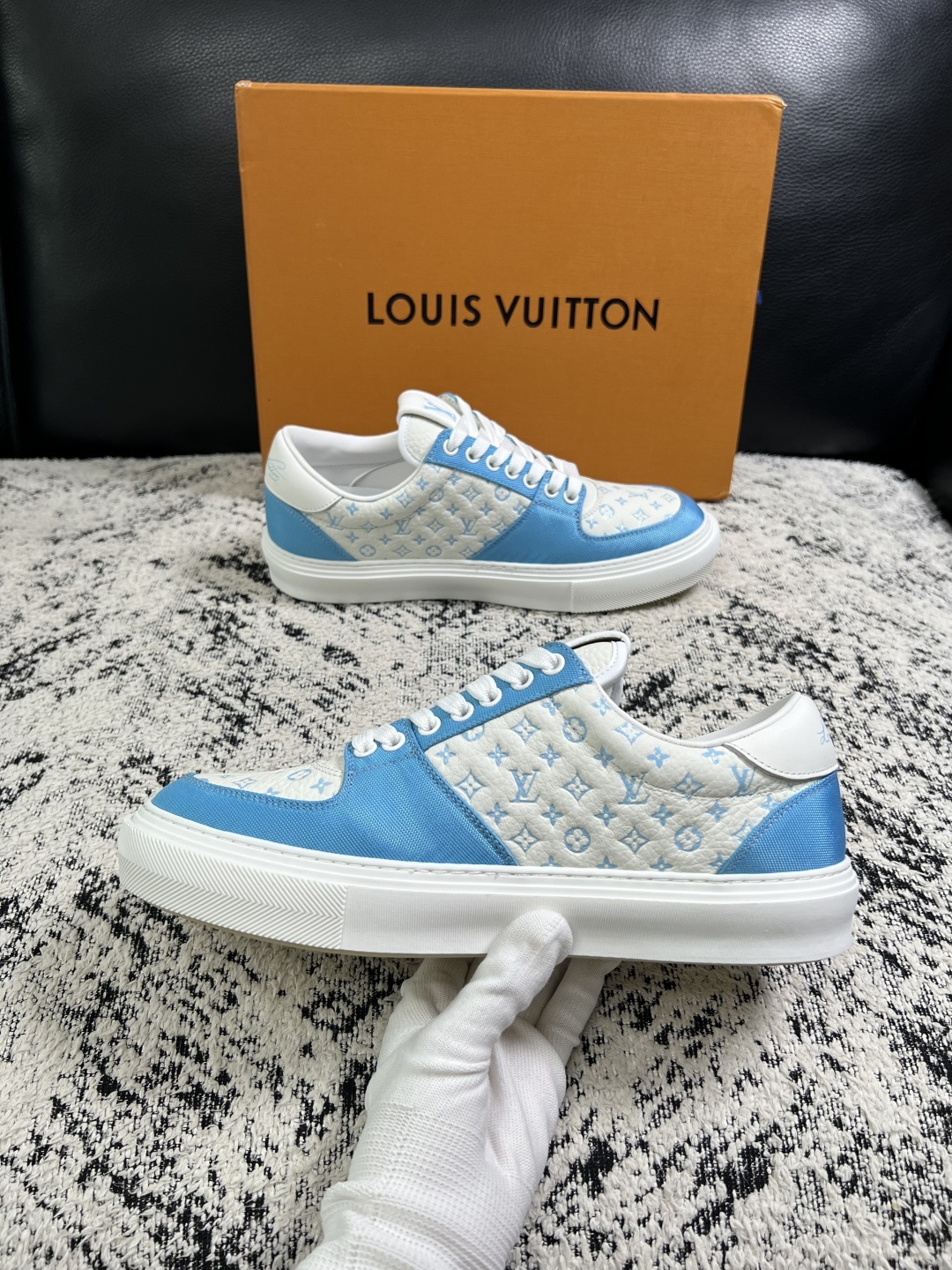 Lv  高品质  顶级工艺品  路易威登，专柜同步原厂配置，鞋面意大利进口，高品质拼接缤纷色彩复杂工艺品，进口牛皮里垫柔