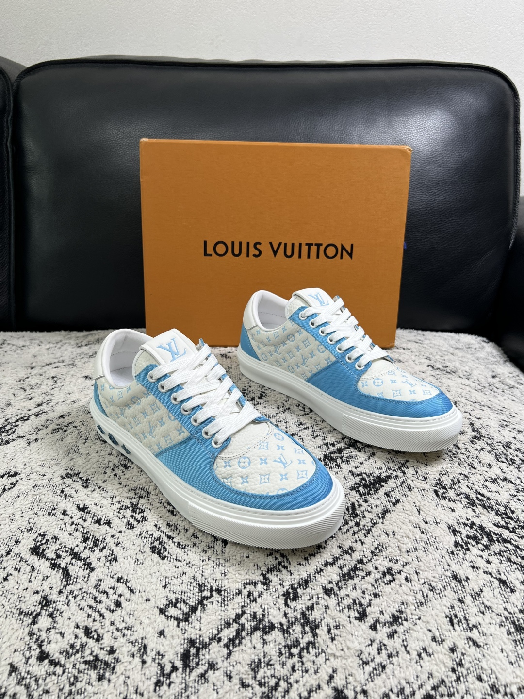 Lv  高品质  顶级工艺品  路易威登，专柜同步原厂配置，鞋面意大利进口，高品质拼接缤纷色彩复杂工艺品，进口牛皮里垫柔