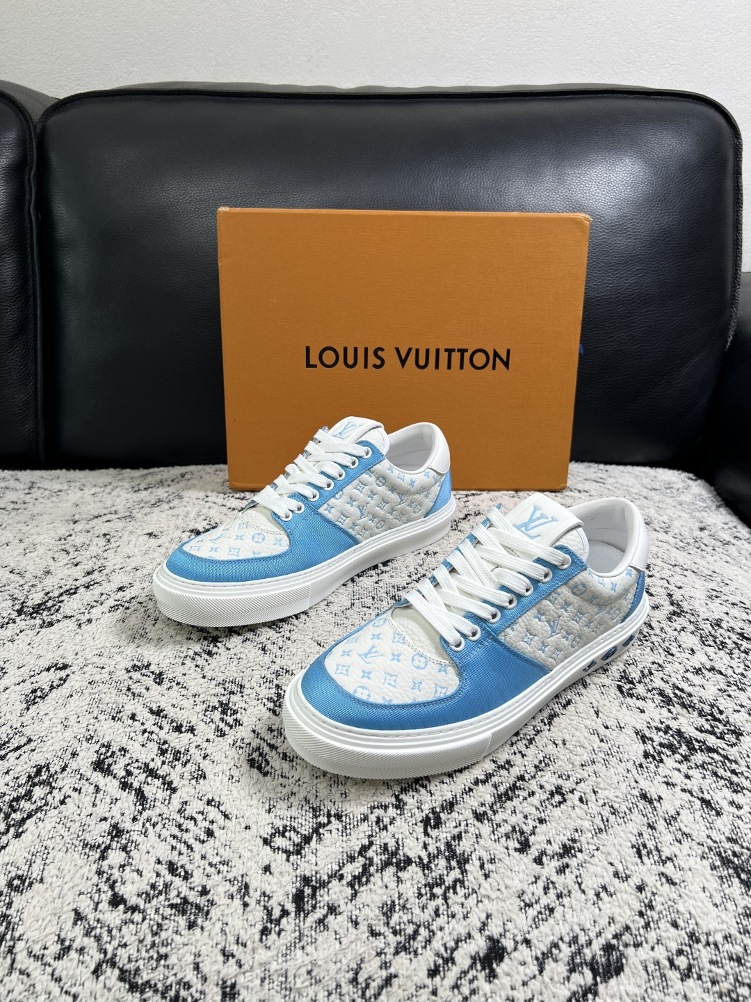 Lv  高品质  顶级工艺品  路易威登，专柜同步原厂配置，鞋面意大利进口，高品质拼接缤纷色彩复杂工艺品，进口牛皮里垫柔