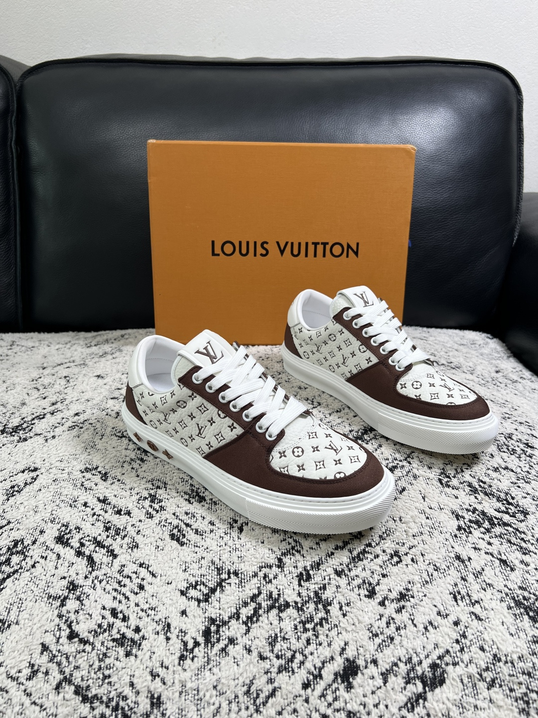 Lv  高品质  顶级工艺品  路易威登，专柜同步原厂配置，鞋面意大利进口，高品质拼接缤纷色彩复杂工艺品，进口牛皮里垫柔