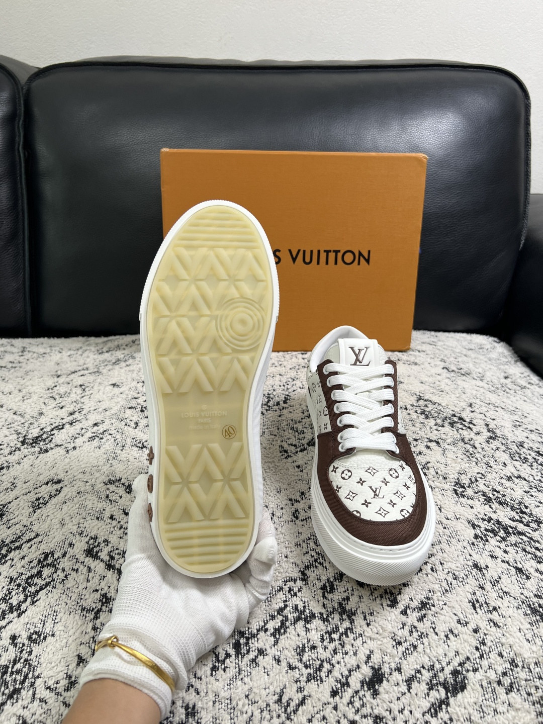 Lv  高品质  顶级工艺品  路易威登，专柜同步原厂配置，鞋面意大利进口，高品质拼接缤纷色彩复杂工艺品，进口牛皮里垫柔