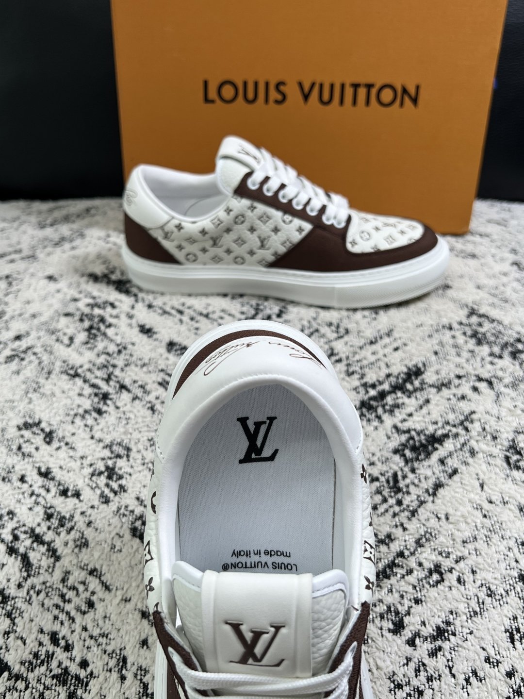 Lv  高品质  顶级工艺品  路易威登，专柜同步原厂配置，鞋面意大利进口，高品质拼接缤纷色彩复杂工艺品，进口牛皮里垫柔