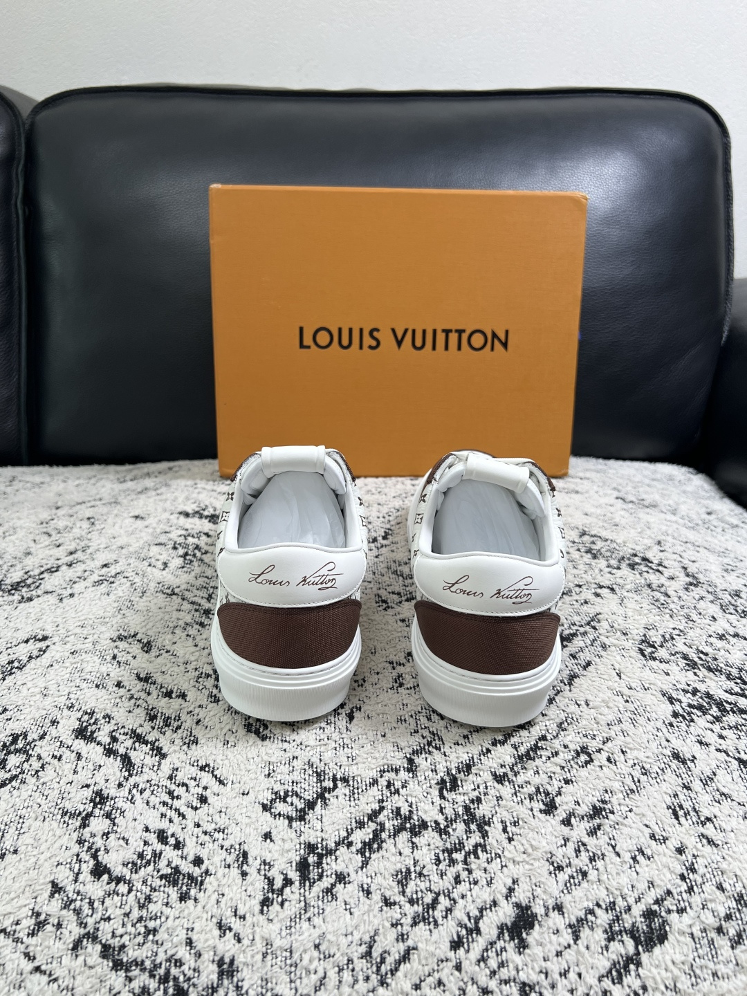 Lv  高品质  顶级工艺品  路易威登，专柜同步原厂配置，鞋面意大利进口，高品质拼接缤纷色彩复杂工艺品，进口牛皮里垫柔