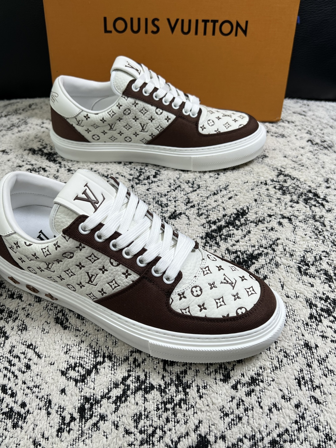 Lv  高品质  顶级工艺品  路易威登，专柜同步原厂配置，鞋面意大利进口，高品质拼接缤纷色彩复杂工艺品，进口牛皮里垫柔