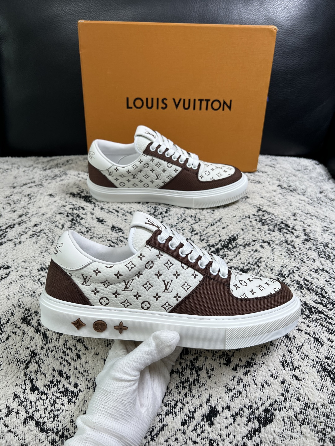 Lv  高品质  顶级工艺品  路易威登，专柜同步原厂配置，鞋面意大利进口，高品质拼接缤纷色彩复杂工艺品，进口牛皮里垫柔