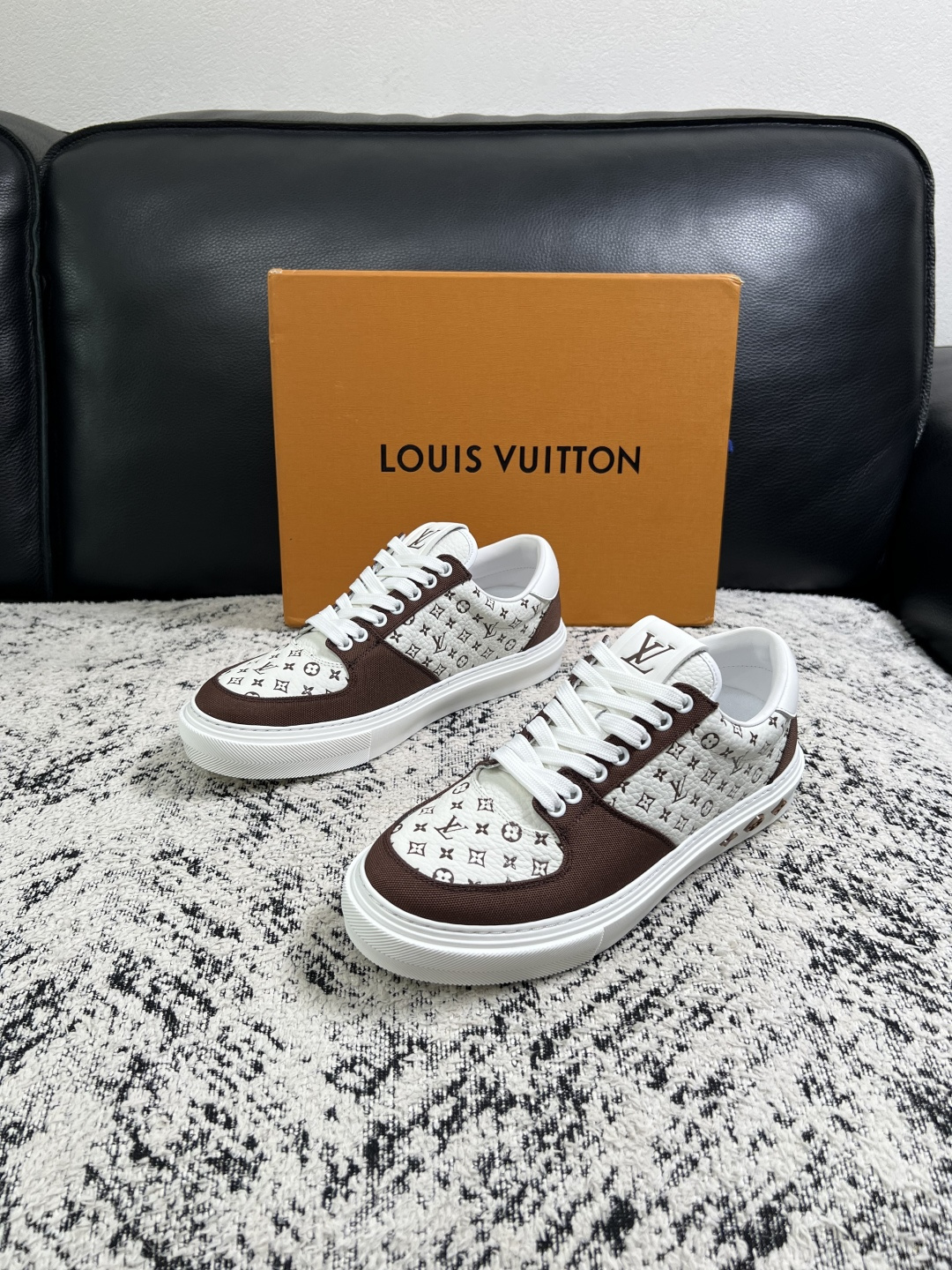 Lv  高品质  顶级工艺品  路易威登，专柜同步原厂配置，鞋面意大利进口，高品质拼接缤纷色彩复杂工艺品，进口牛皮里垫柔