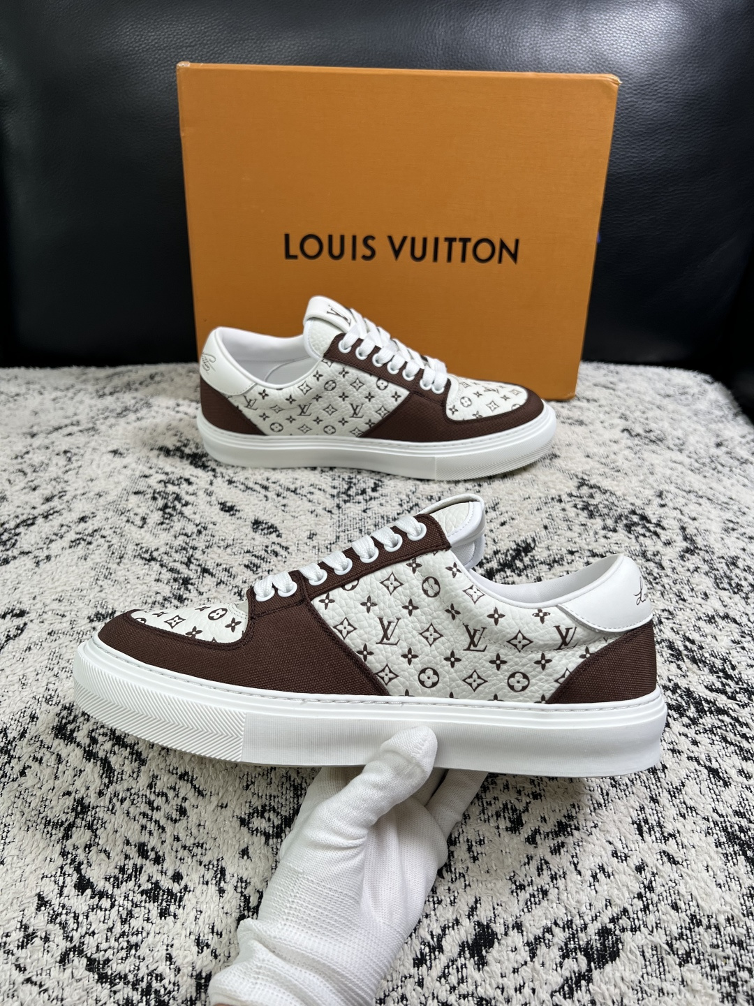 Lv  高品质  顶级工艺品  路易威登，专柜同步原厂配置，鞋面意大利进口，高品质拼接缤纷色彩复杂工艺品，进口牛皮里垫柔