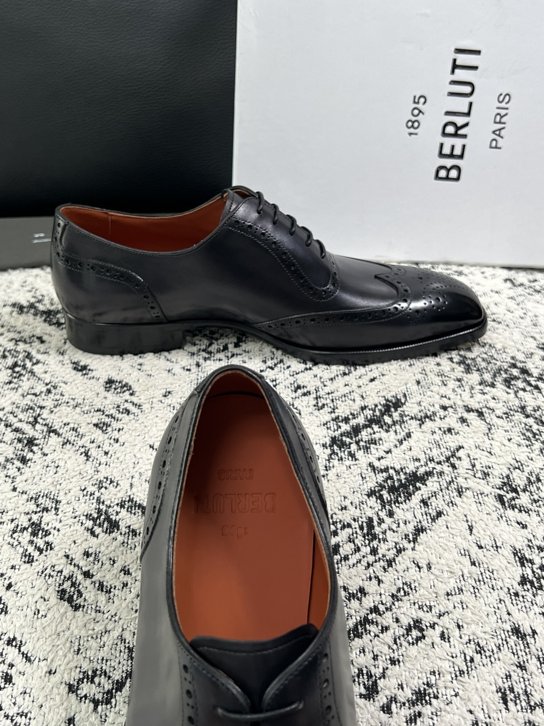 Berluti  高品质  顶级工艺品  布鲁提 专柜同步发售原厂配置，意大利进口牛皮面料，全进口水染牛皮里垫，鞋底：原