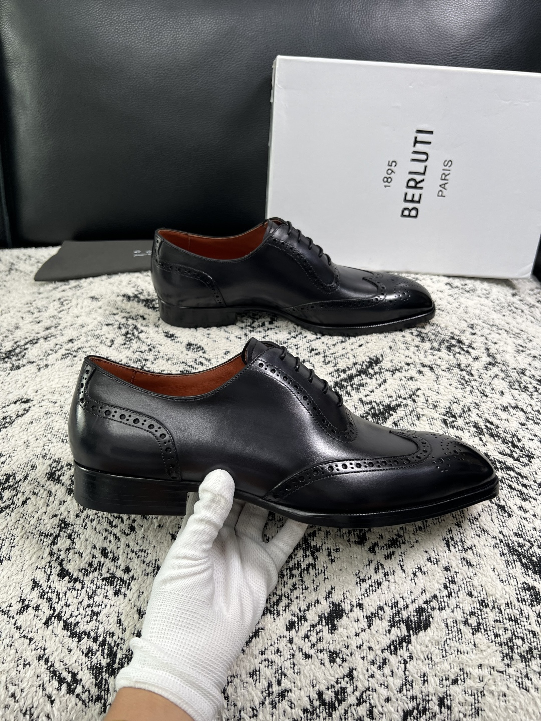 Berluti  高品质  顶级工艺品  布鲁提 专柜同步发售原厂配置，意大利进口牛皮面料，全进口水染牛皮里垫，鞋底：原