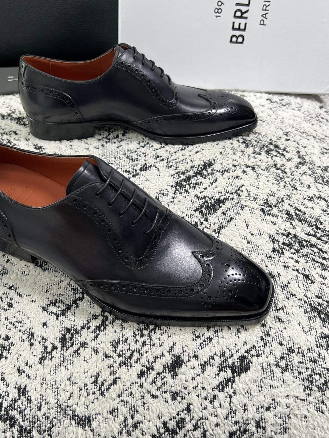 Berluti  高品质  顶级工艺品  布鲁提 专柜同步发售原厂配置，意大利进口牛皮面料，全进口水染牛皮里垫，鞋底：原