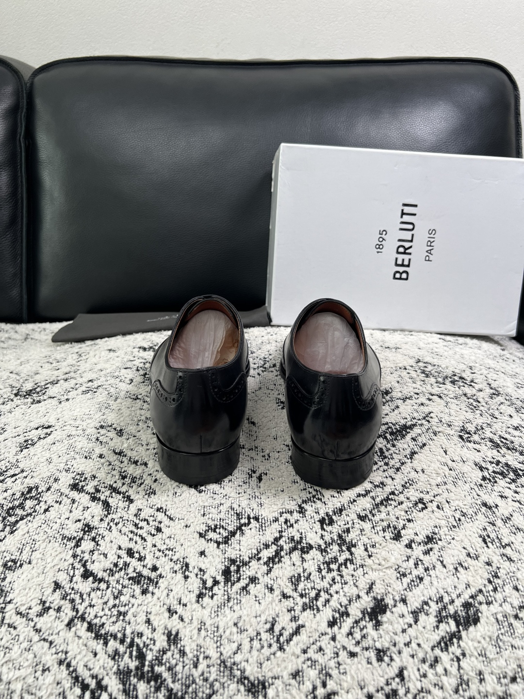 Berluti  高品质  顶级工艺品  布鲁提 专柜同步发售原厂配置，意大利进口牛皮面料，全进口水染牛皮里垫，鞋底：原