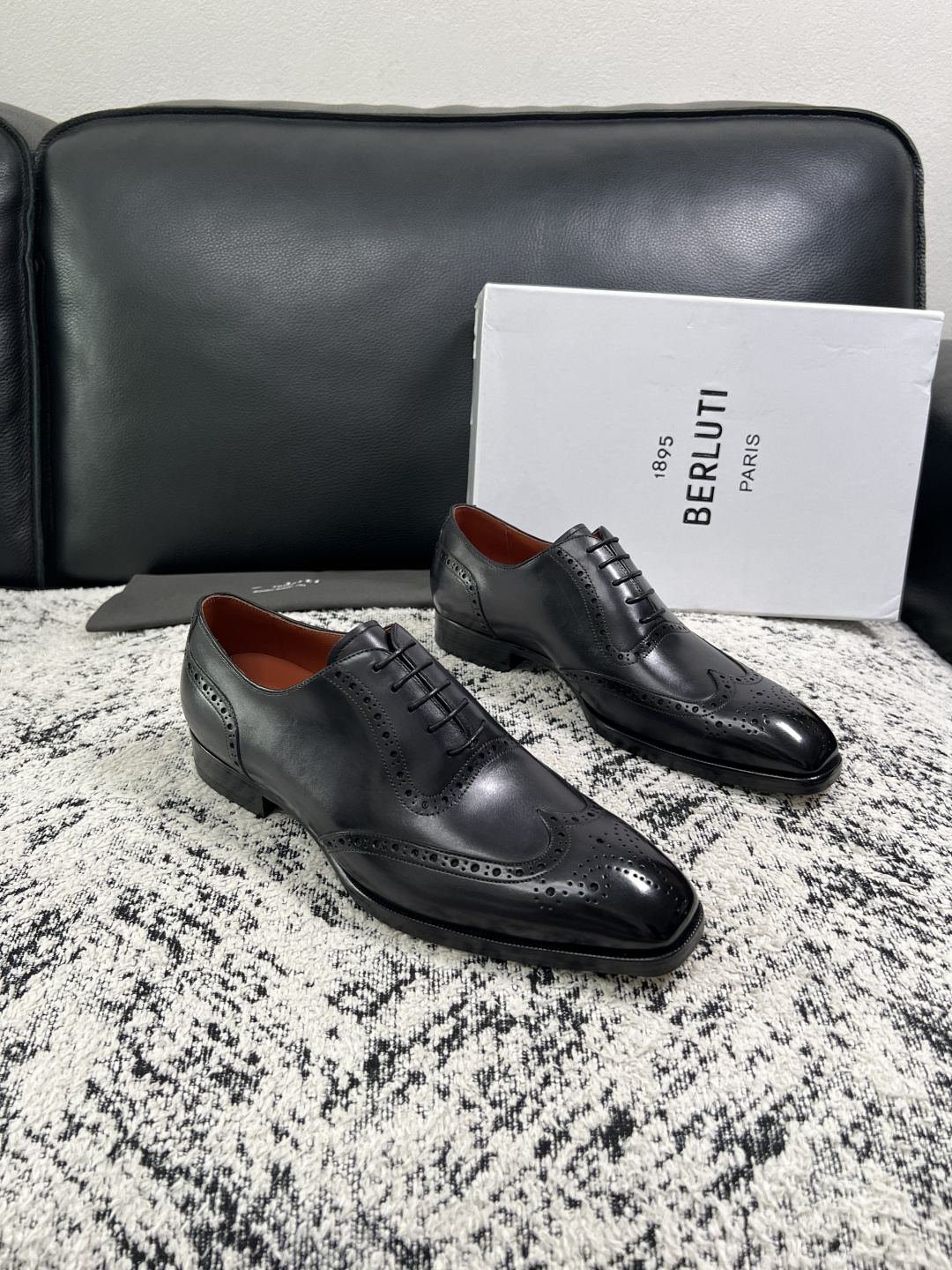 Berluti 高品质 顶级工艺品 布鲁提 专柜同步发售原厂配置,意大利进口牛皮面料,全进口水染牛皮里垫,鞋底:原 Berluti 高品质 顶级工艺品 布鲁提 专柜同步发售原厂配置,意大利进口牛皮面料,全进口水染牛皮里垫,鞋底:原