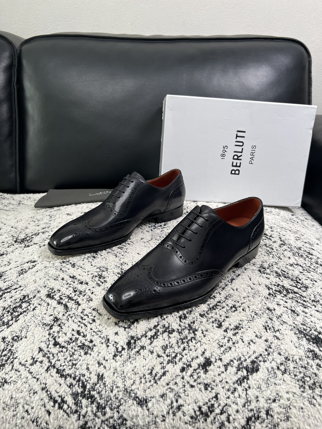 Berluti  高品质  顶级工艺品  布鲁提 专柜同步发售原厂配置，意大利进口牛皮面料，全进口水染牛皮里垫，鞋底：原