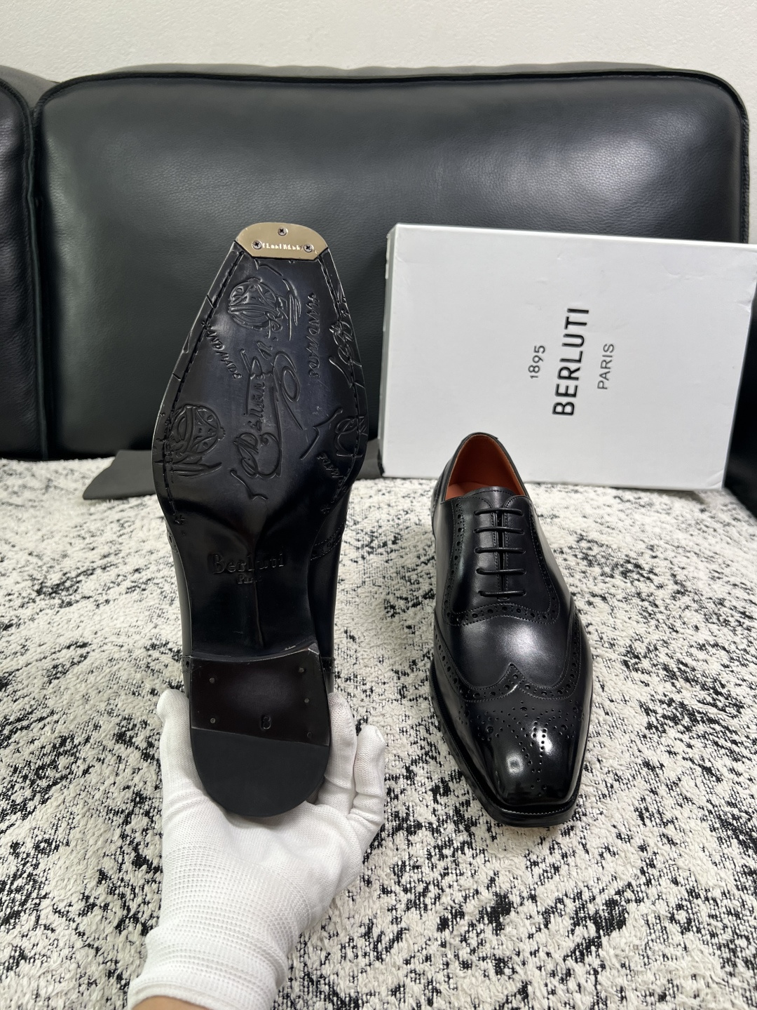 Berluti  高品质  顶级工艺品  布鲁提 专柜同步发售原厂配置，意大利进口牛皮面料，全进口水染牛皮里垫，鞋底：原