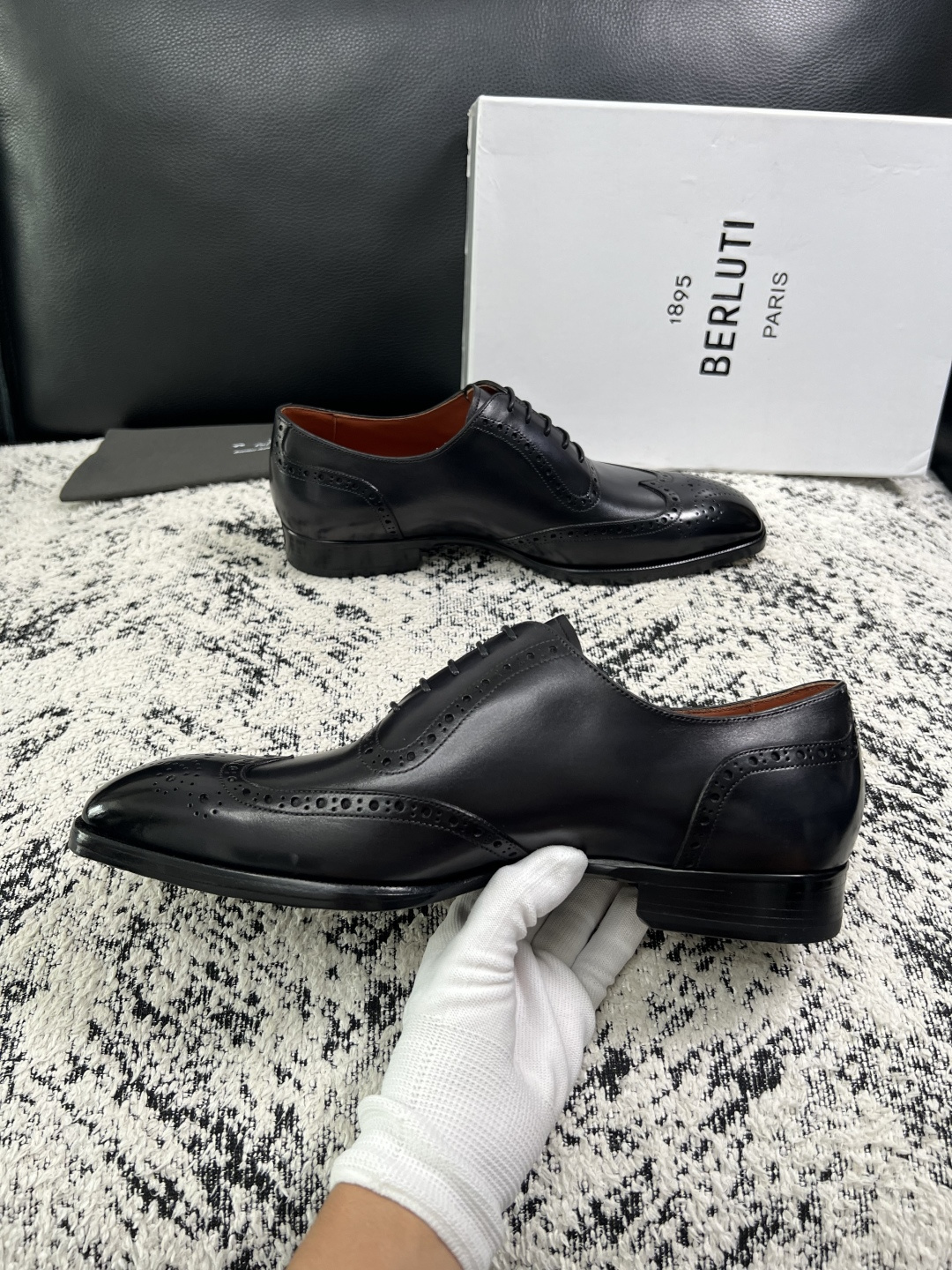 Berluti  高品质  顶级工艺品  布鲁提 专柜同步发售原厂配置，意大利进口牛皮面料，全进口水染牛皮里垫，鞋底：原