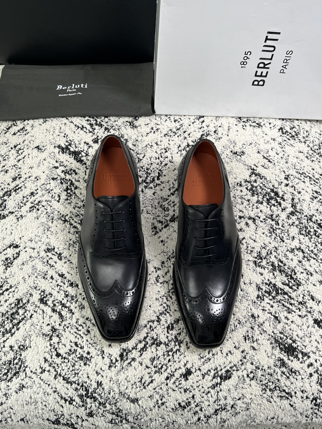 Berluti  高品质  顶级工艺品  布鲁提 专柜同步发售原厂配置，意大利进口牛皮面料，全进口水染牛皮里垫，鞋底：原