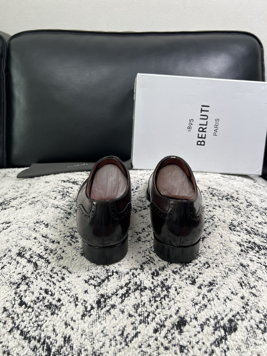 Berluti  高品质  顶级工艺品  布鲁提 专柜同步发售原厂配置，意大利进口牛皮面料，全进口水染牛皮里垫，鞋底：原