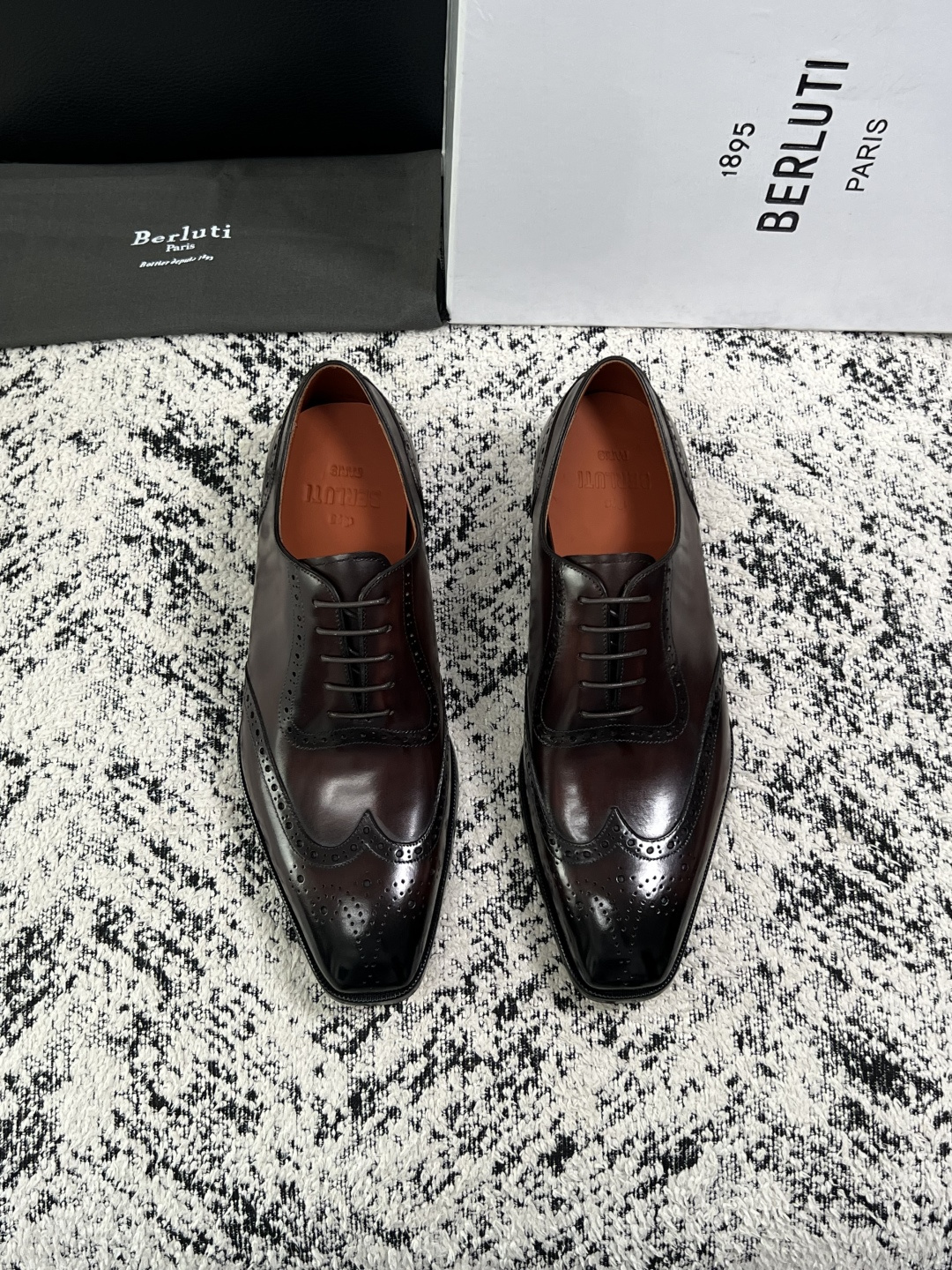 Berluti  高品质  顶级工艺品  布鲁提 专柜同步发售原厂配置，意大利进口牛皮面料，全进口水染牛皮里垫，鞋底：原