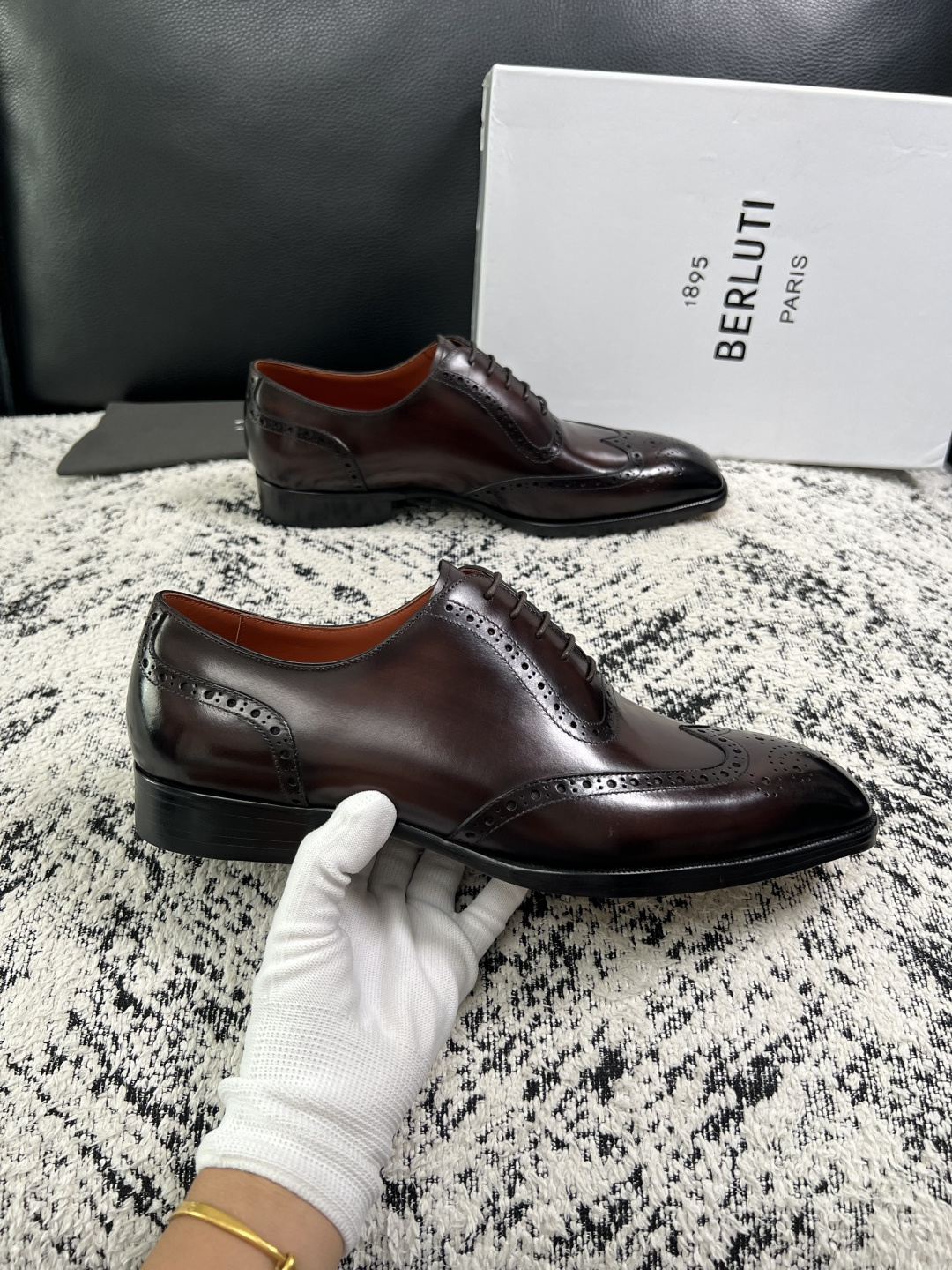 Berluti  高品质  顶级工艺品  布鲁提 专柜同步发售原厂配置，意大利进口牛皮面料，全进口水染牛皮里垫，鞋底：原
