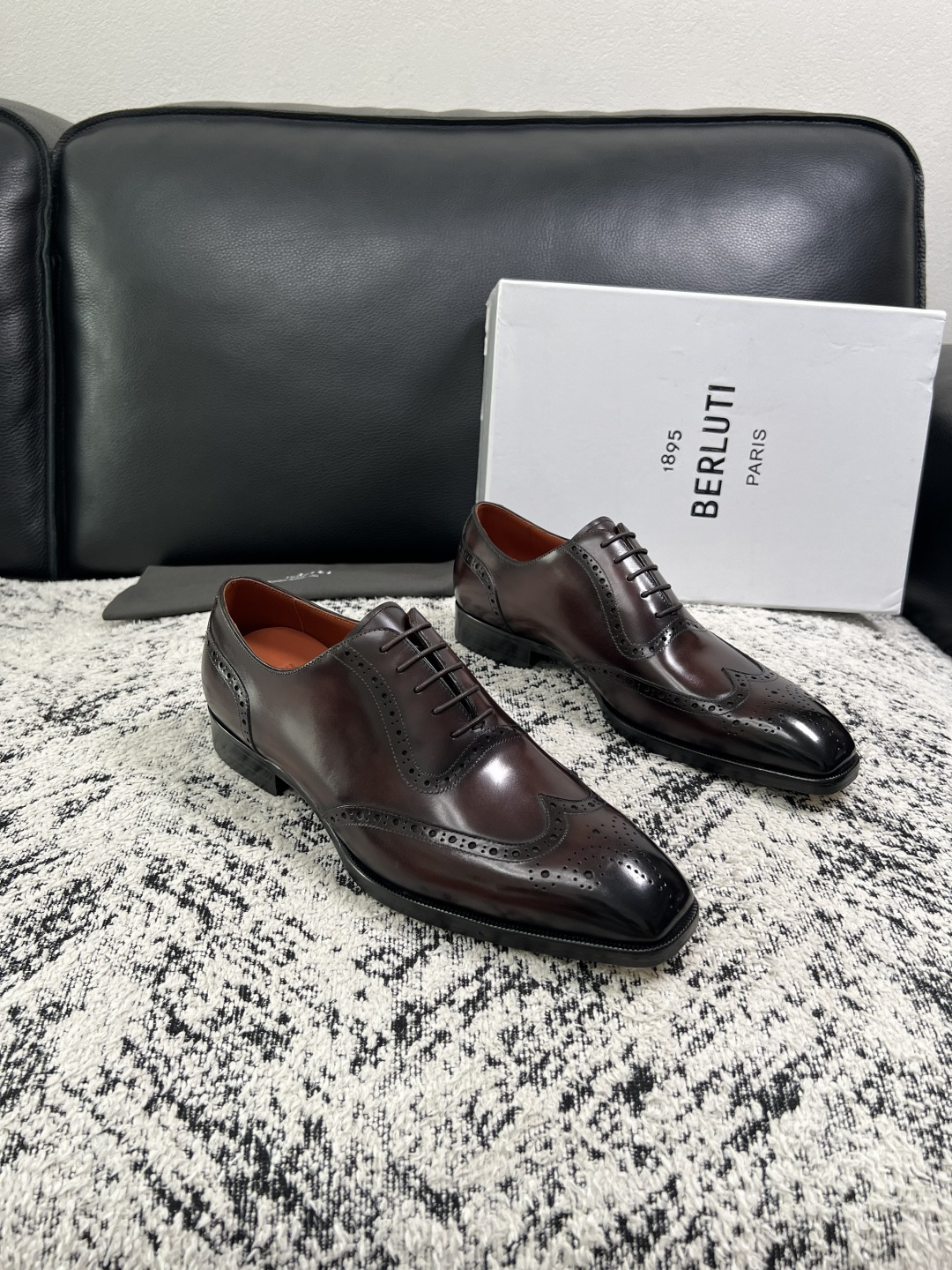 Berluti 高品质 顶级工艺品 布鲁提 专柜同步发售原厂配置,意大利进口牛皮面料,全进口水染牛皮里垫,鞋底:原 Berluti 高品质 顶级工艺品 布鲁提 专柜同步发售原厂配置,意大利进口牛皮面料,全进口水染牛皮里垫,鞋底:原