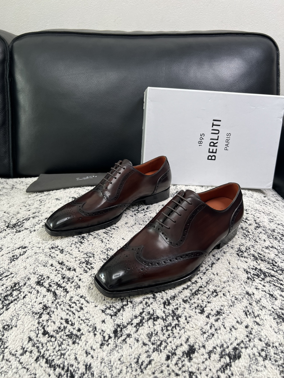 Berluti  高品质  顶级工艺品  布鲁提 专柜同步发售原厂配置，意大利进口牛皮面料，全进口水染牛皮里垫，鞋底：原