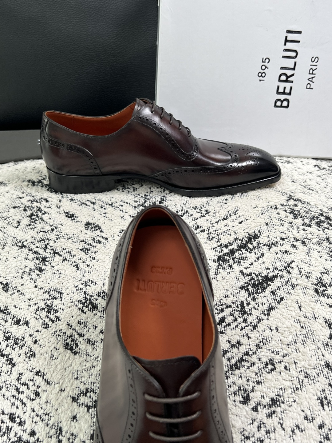 Berluti  高品质  顶级工艺品  布鲁提 专柜同步发售原厂配置，意大利进口牛皮面料，全进口水染牛皮里垫，鞋底：原