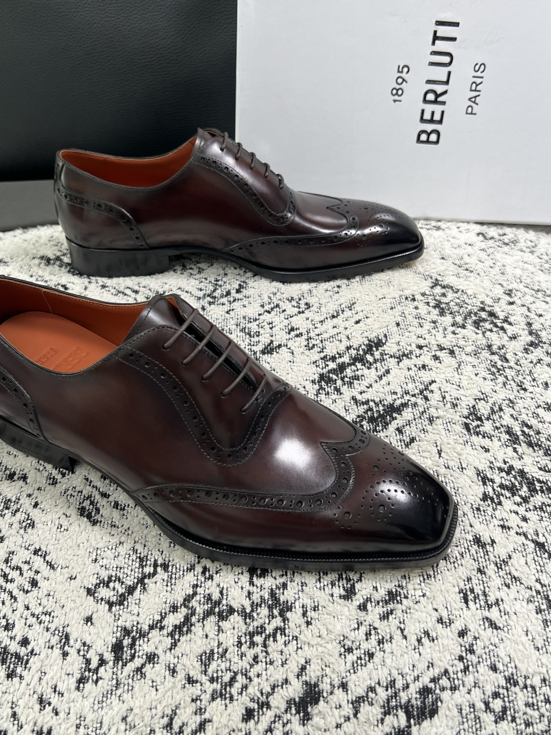 Berluti  高品质  顶级工艺品  布鲁提 专柜同步发售原厂配置，意大利进口牛皮面料，全进口水染牛皮里垫，鞋底：原