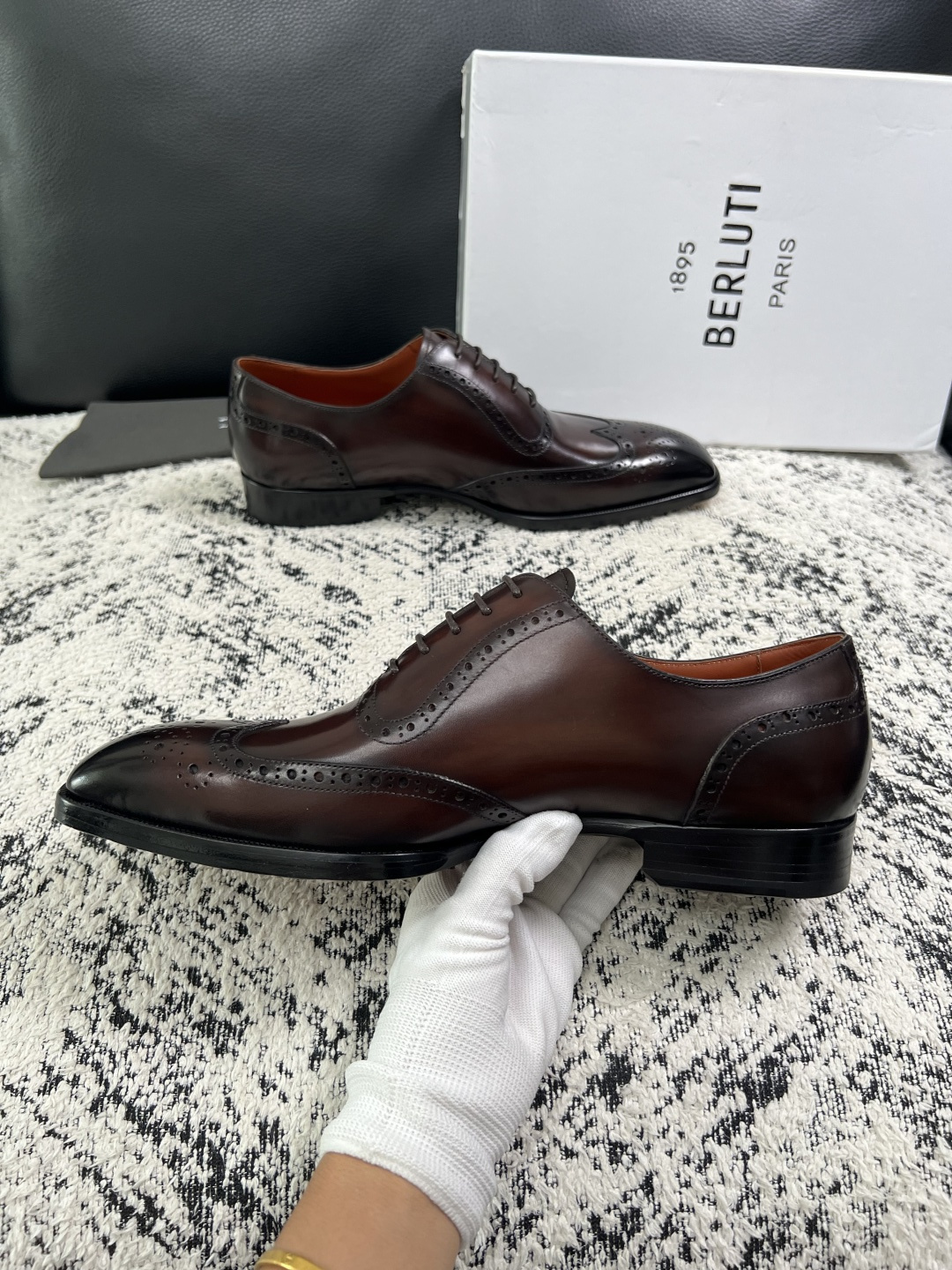 Berluti  高品质  顶级工艺品  布鲁提 专柜同步发售原厂配置，意大利进口牛皮面料，全进口水染牛皮里垫，鞋底：原
