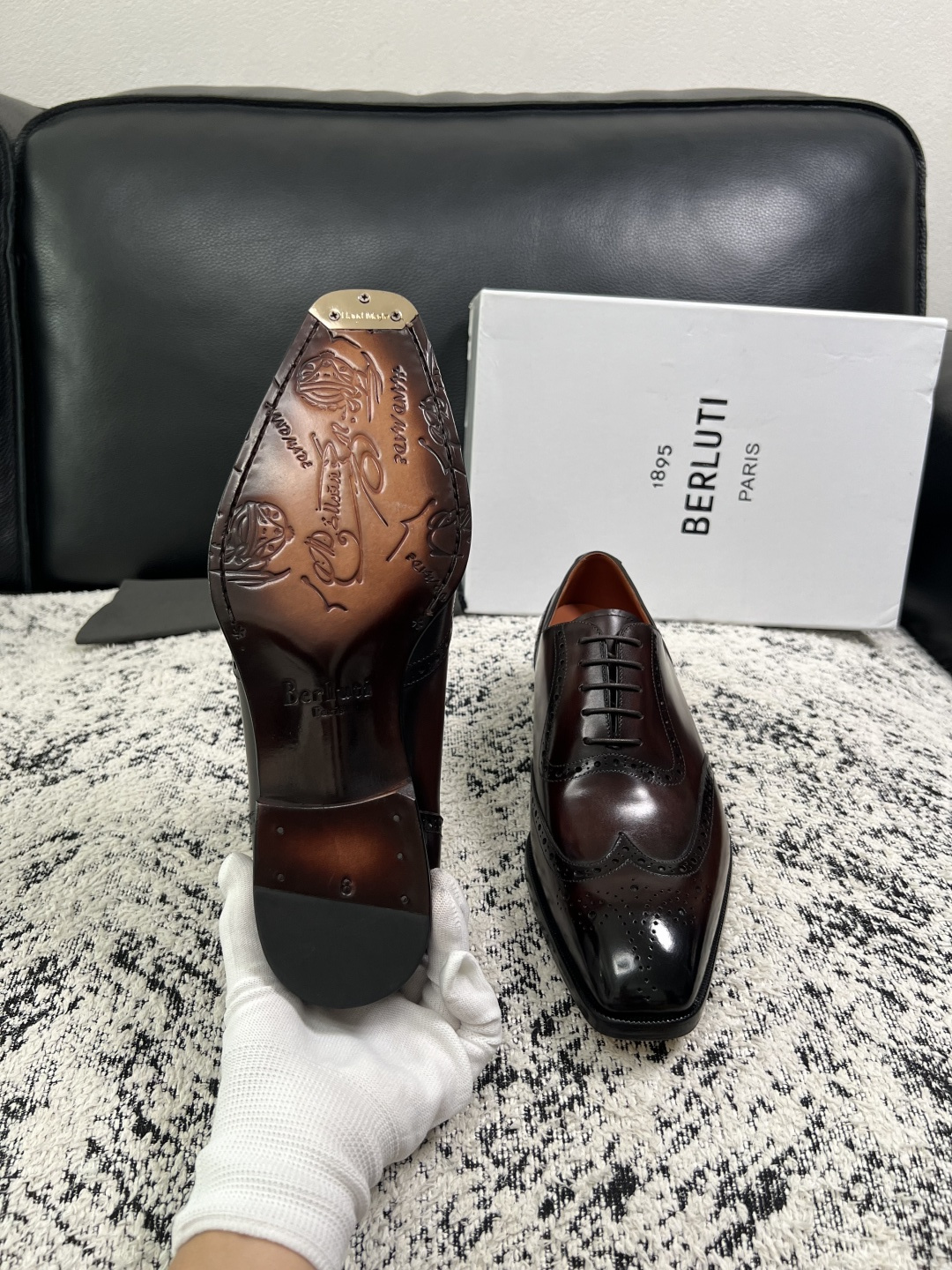 Berluti  高品质  顶级工艺品  布鲁提 专柜同步发售原厂配置，意大利进口牛皮面料，全进口水染牛皮里垫，鞋底：原