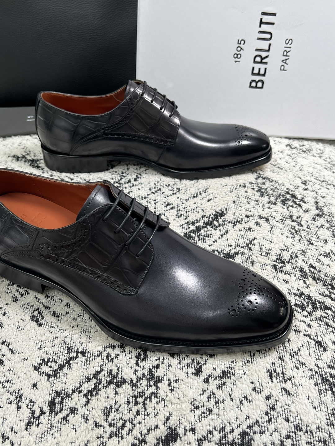 Berluti  高品质  顶级工艺品  布鲁提 专柜同步发售原厂配置，意大利进口牛皮面料，全进口水染牛皮里垫，鞋底：原