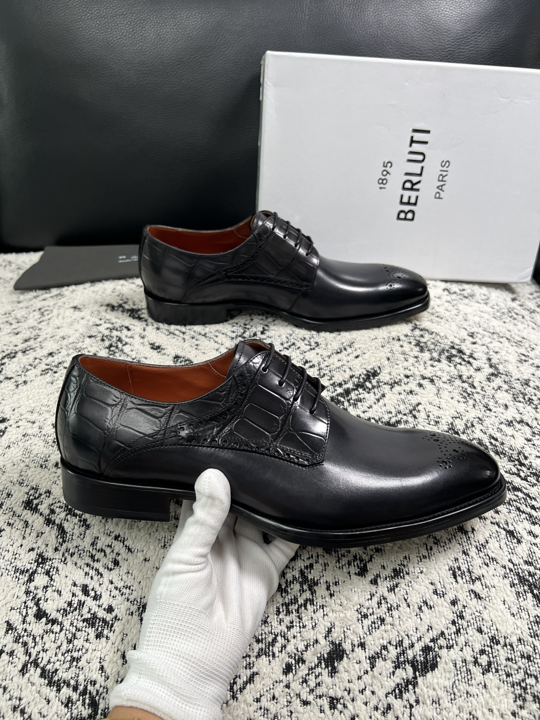 Berluti  高品质  顶级工艺品  布鲁提 专柜同步发售原厂配置，意大利进口牛皮面料，全进口水染牛皮里垫，鞋底：原