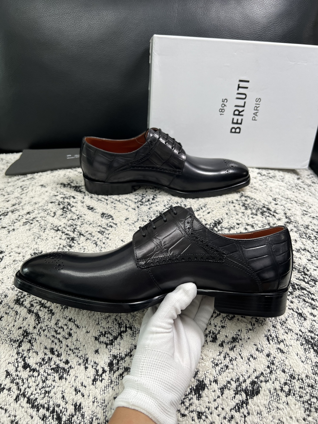 Berluti  高品质  顶级工艺品  布鲁提 专柜同步发售原厂配置，意大利进口牛皮面料，全进口水染牛皮里垫，鞋底：原