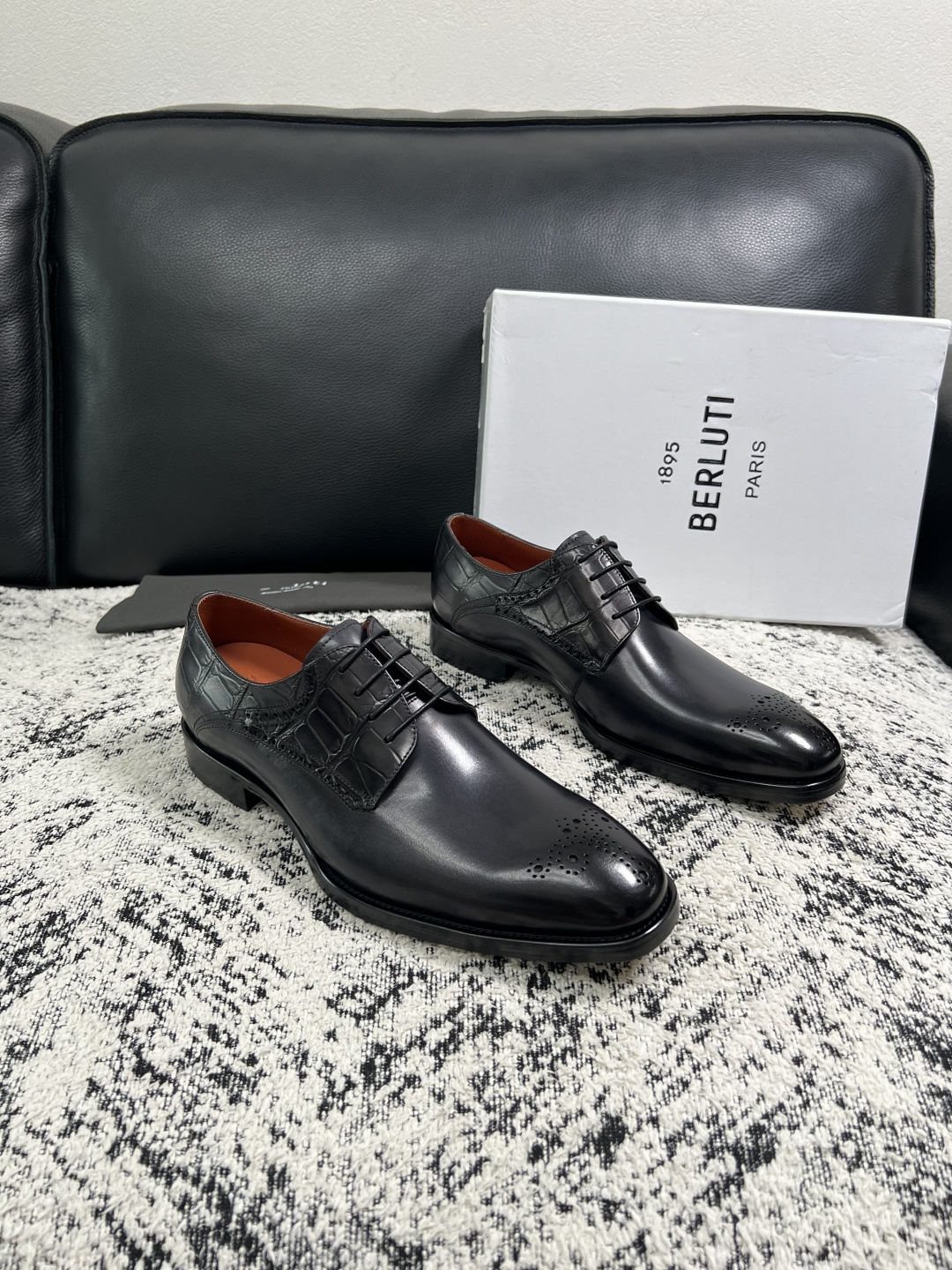 Berluti 高品质 顶级工艺品 布鲁提 专柜同步发售原厂配置,意大利进口牛皮面料,全进口水染牛皮里垫,鞋底:原 Berluti 高品质 顶级工艺品 布鲁提 专柜同步发售原厂配置,意大利进口牛皮面料,全进口水染牛皮里垫,鞋底:原