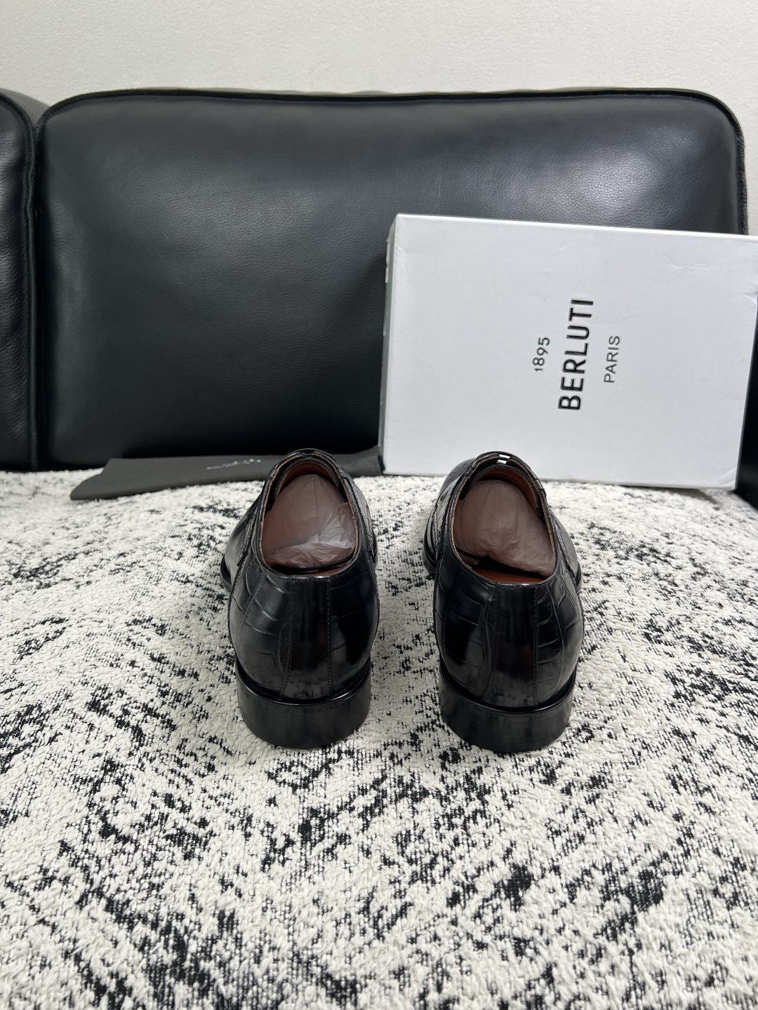 Berluti  高品质  顶级工艺品  布鲁提 专柜同步发售原厂配置，意大利进口牛皮面料，全进口水染牛皮里垫，鞋底：原