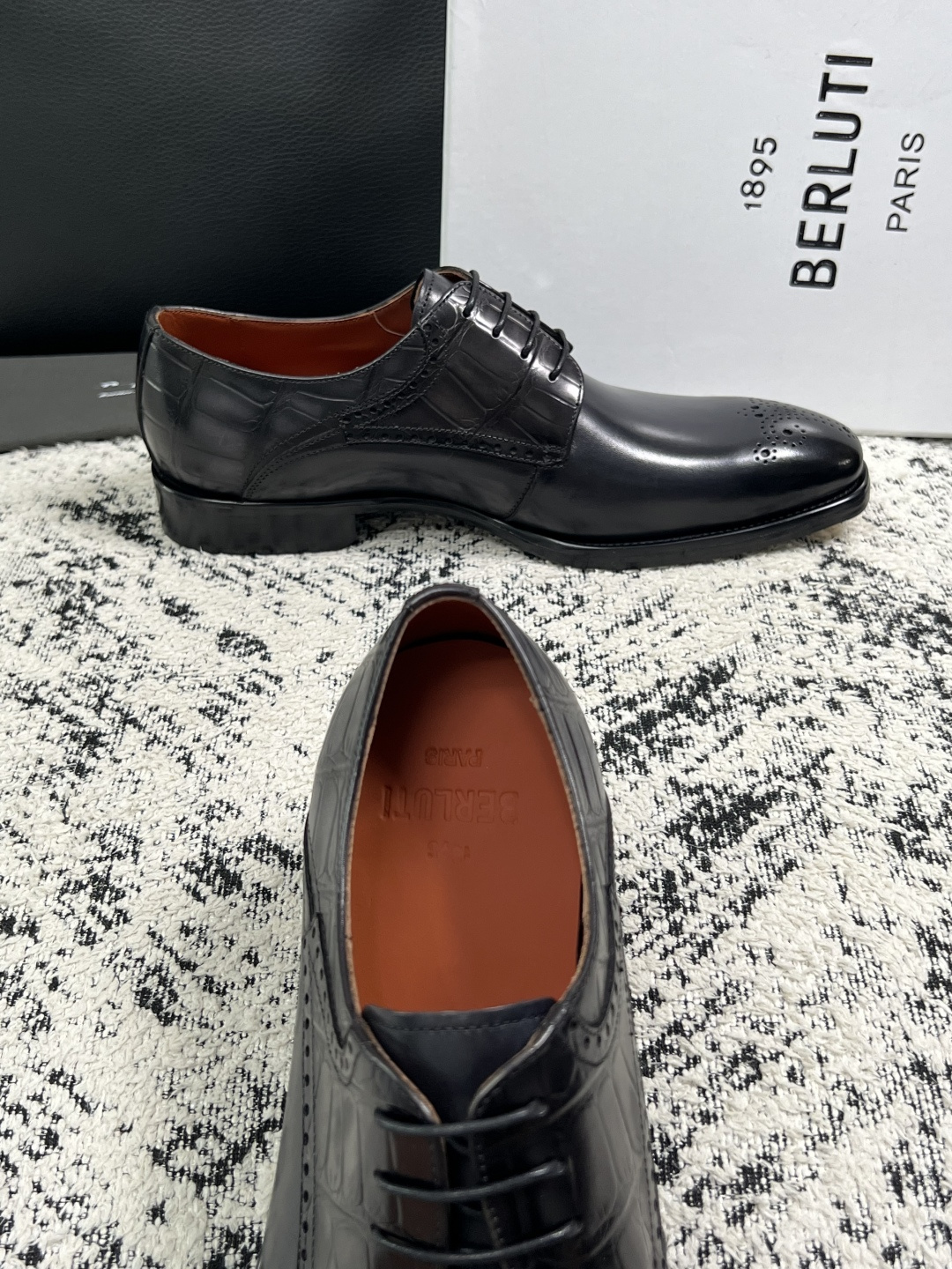 Berluti  高品质  顶级工艺品  布鲁提 专柜同步发售原厂配置，意大利进口牛皮面料，全进口水染牛皮里垫，鞋底：原