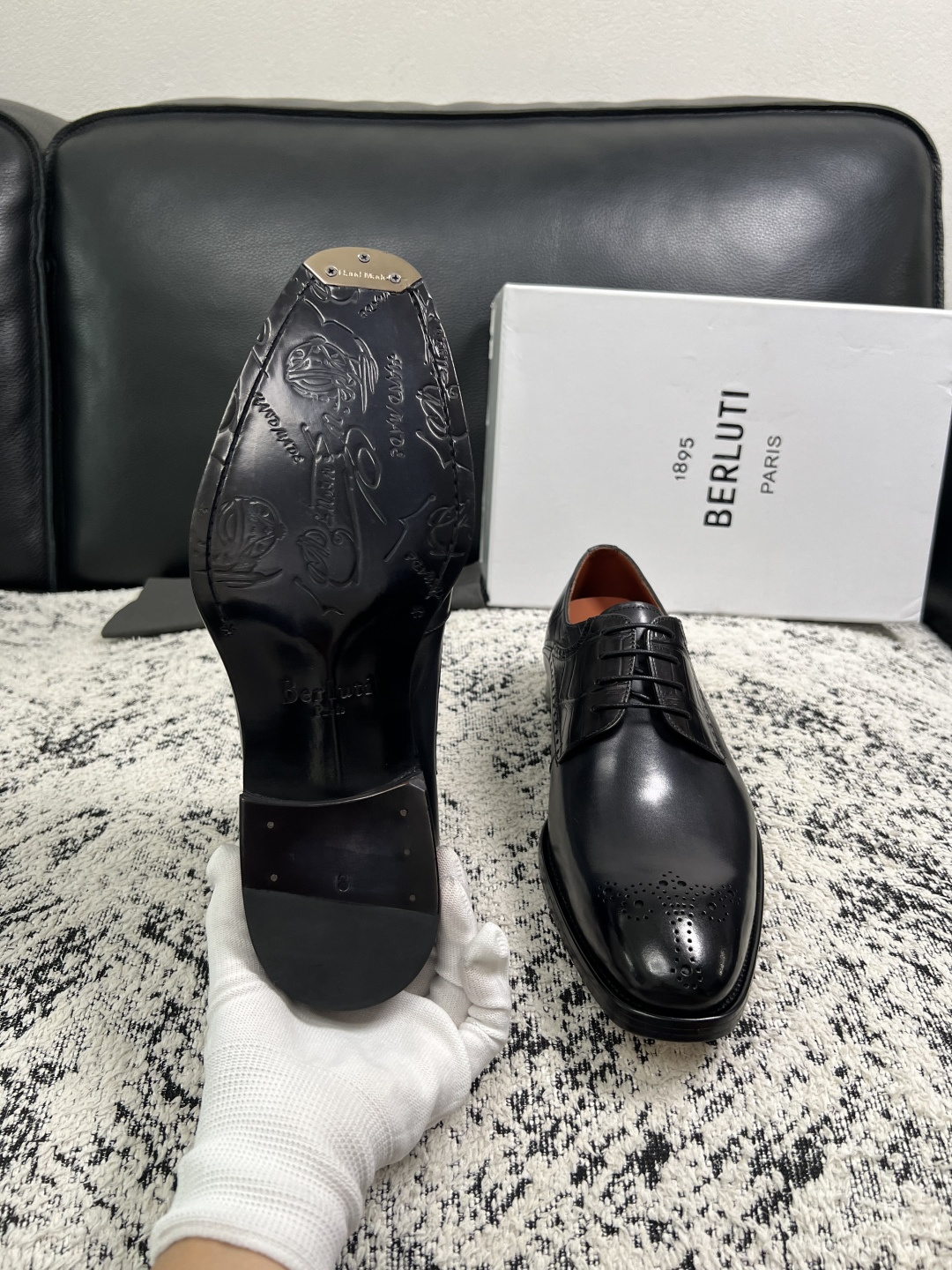 Berluti  高品质  顶级工艺品  布鲁提 专柜同步发售原厂配置，意大利进口牛皮面料，全进口水染牛皮里垫，鞋底：原